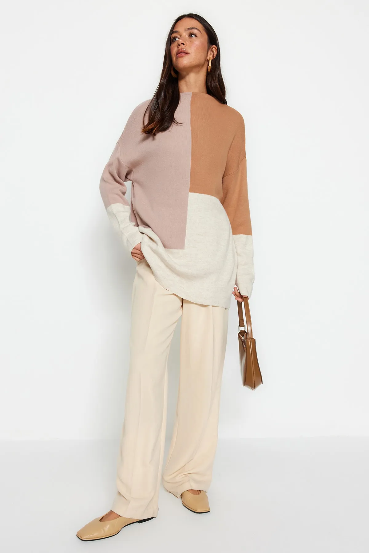 Trendyol Modest  Steinfarbener Strickpullover mit Stehkragen und Blockfarben TCTAW22AK0054