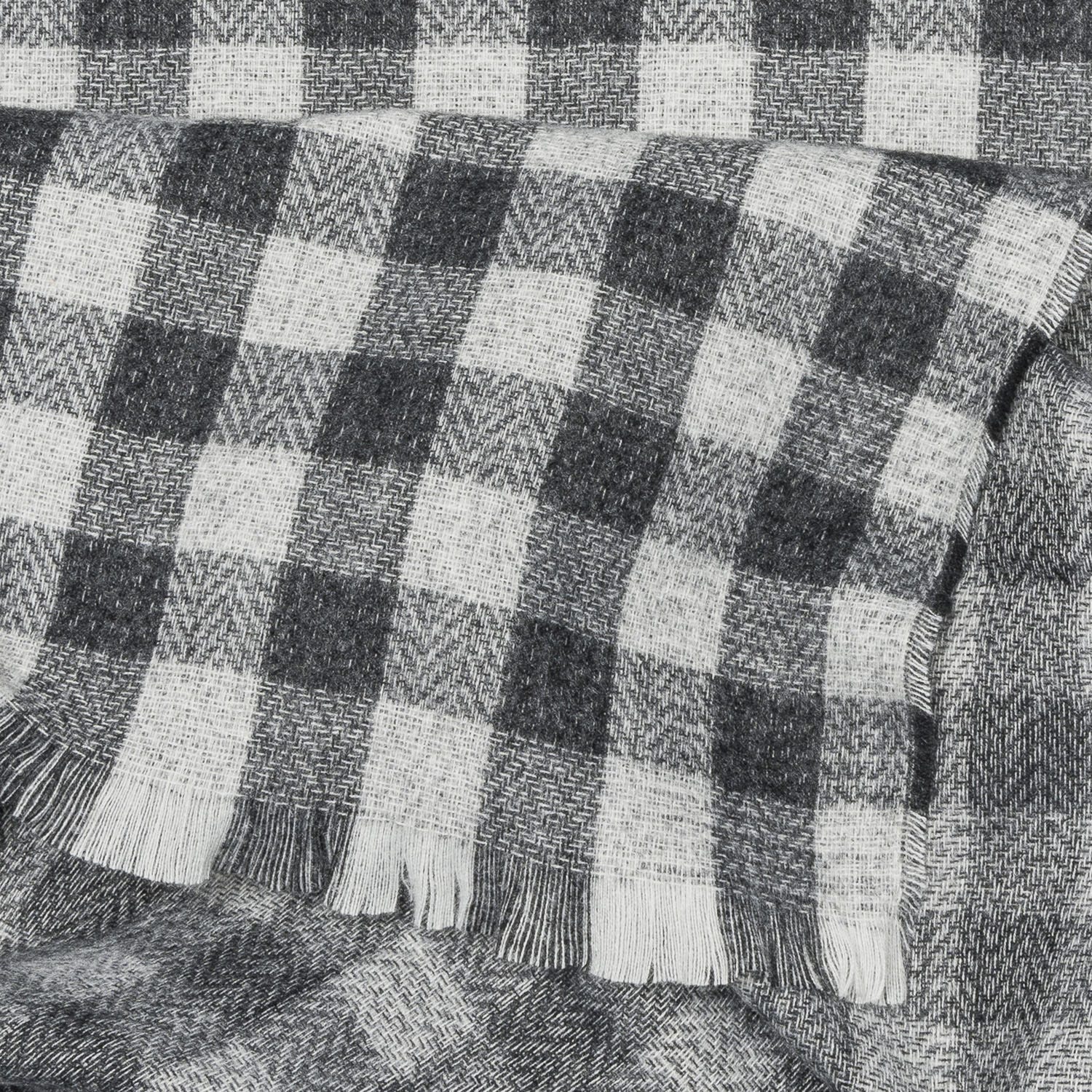 Echarpe gris clair et gris foncé à carreaux