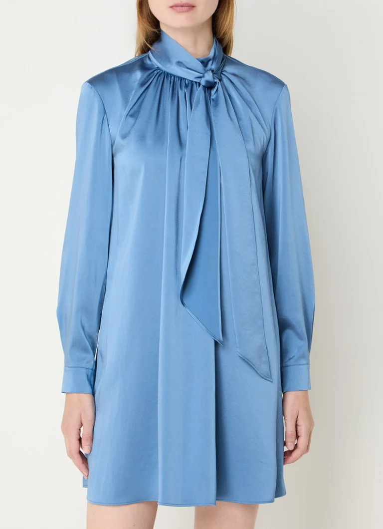 Vestido túnica corto de satén con cuello chal de Claudie Pierlot.
