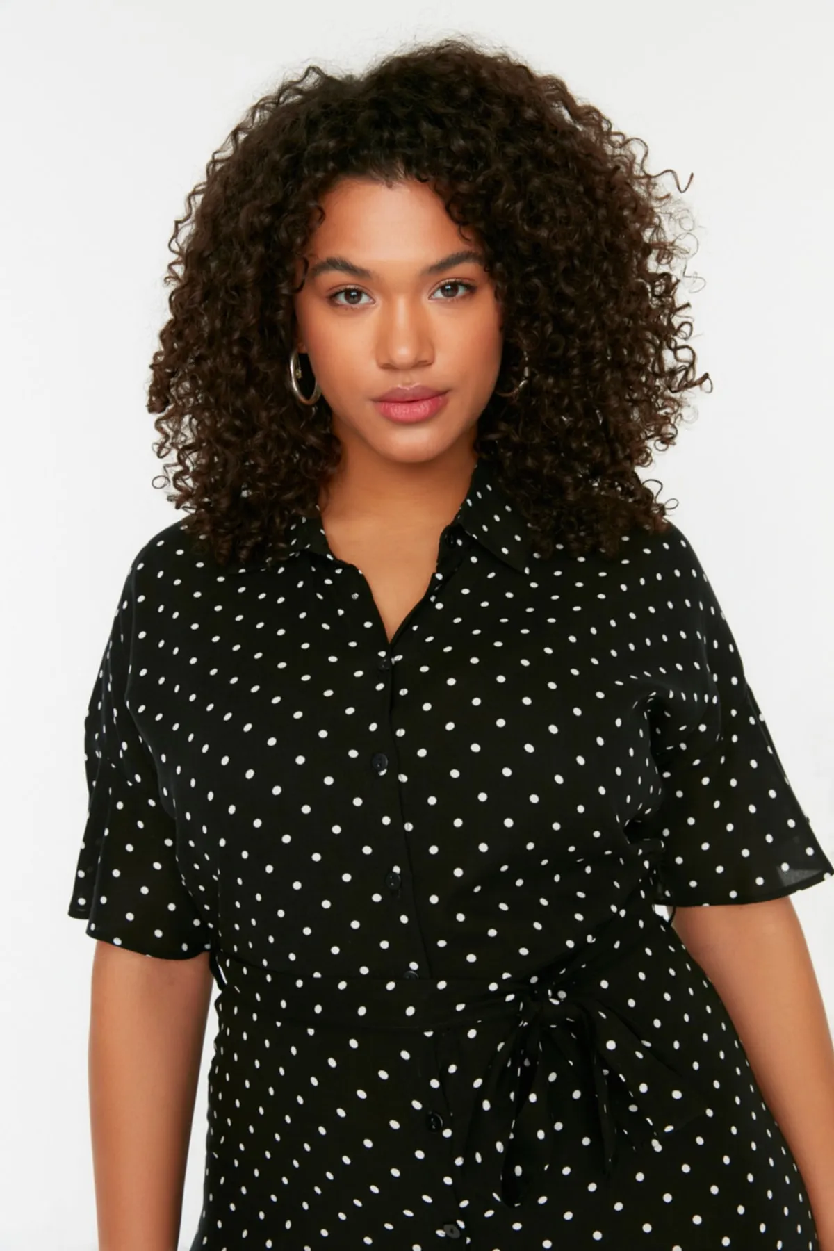 Trendyol Curve  Schwarzes gewebtes Kleid mit Polka Dot-Gürtel TBBSS22EL1596