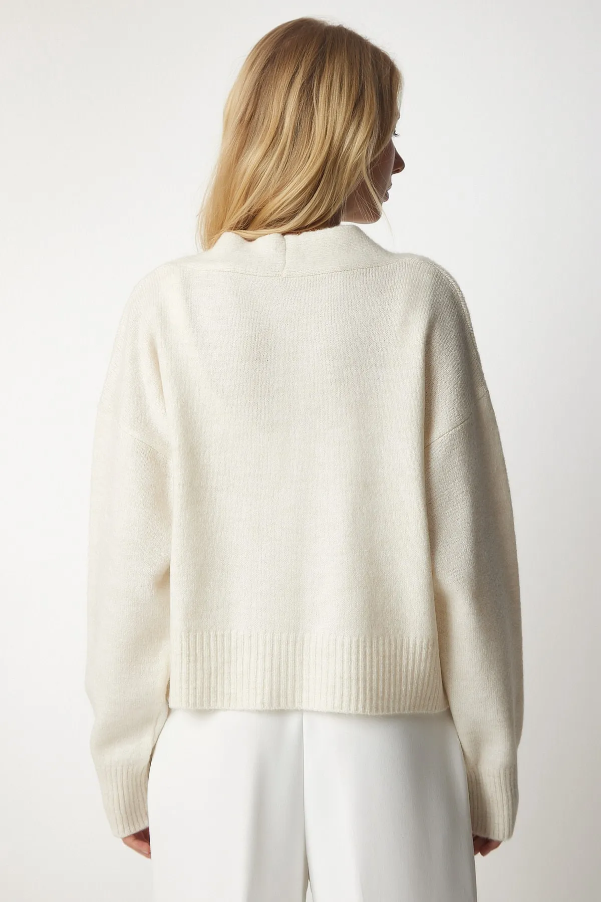 Happiness İstanbul  Cremefarbene Basic-Strickjacke für Damen PJ00001