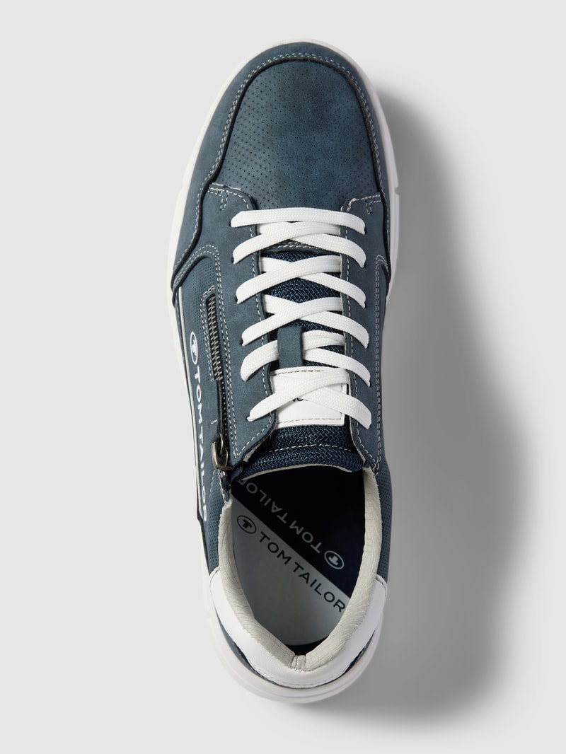 Sneaker mit Label-Details in blau