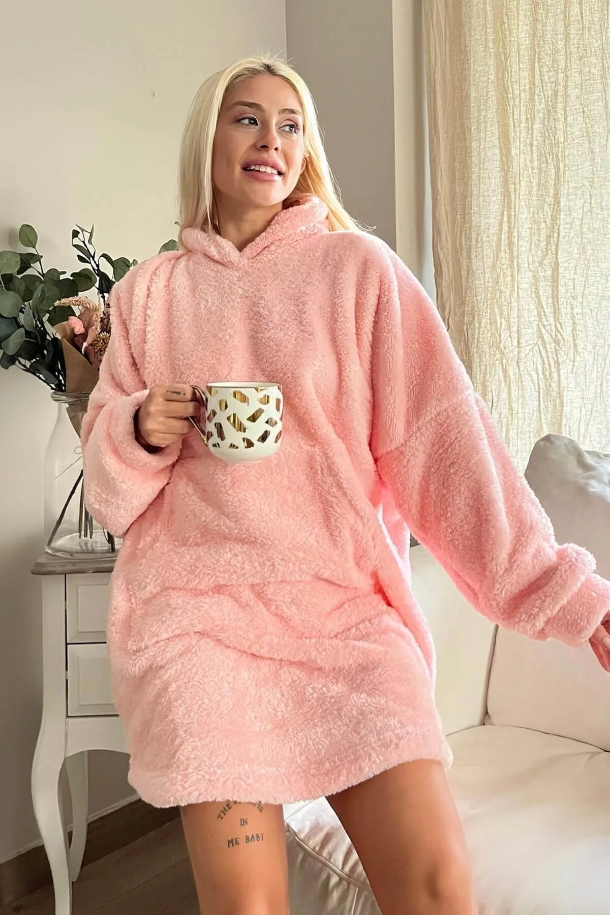 Pijamaevi  Lachsfarbener, übergroßer Sweat-Poncho-Pyjama mit Kapuze und vollem Plüsch