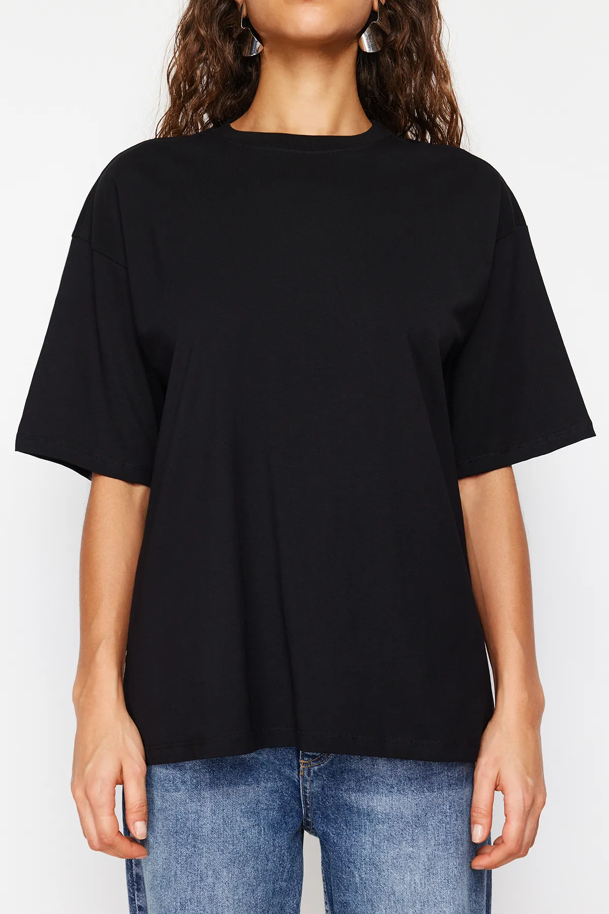 Trendyol Collection  Schwarzes Premium-Strick-T-Shirt mit Rundhalsausschnitt aus 100 % Baumwolle in Übergröße/weiter Passform TWOSS23TS00040