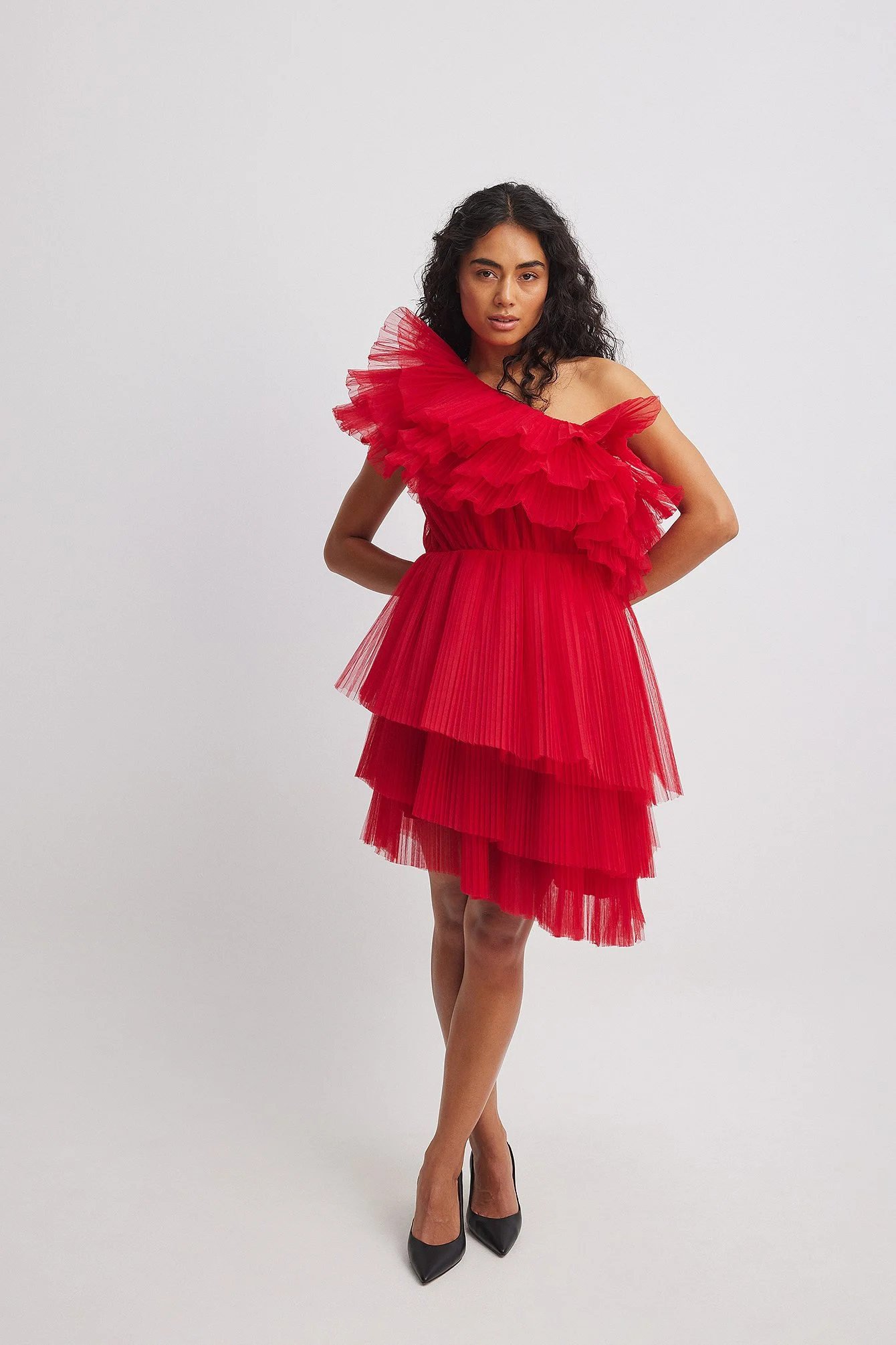 Asymmetrisches voluminöses One-Shoulder-Kleid