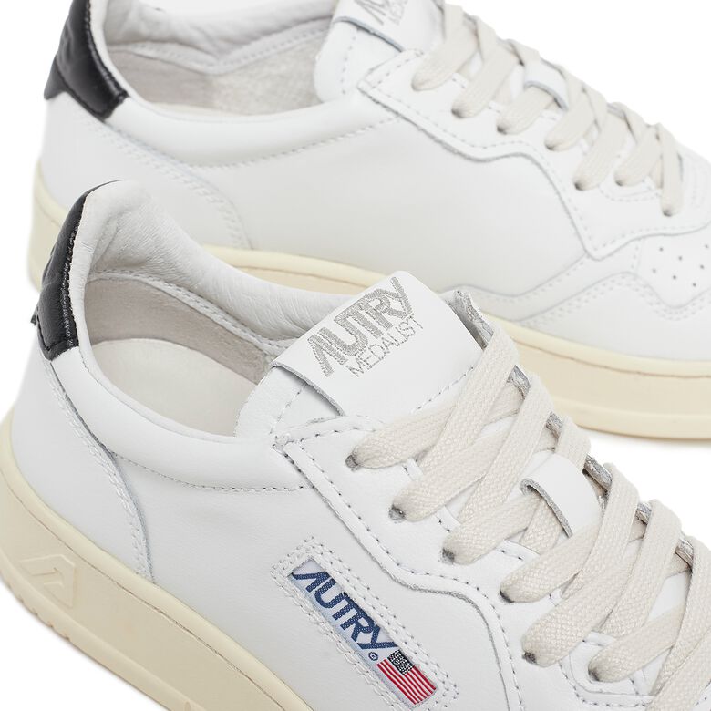 Autry Wmns 01 Low WLL22 white/black