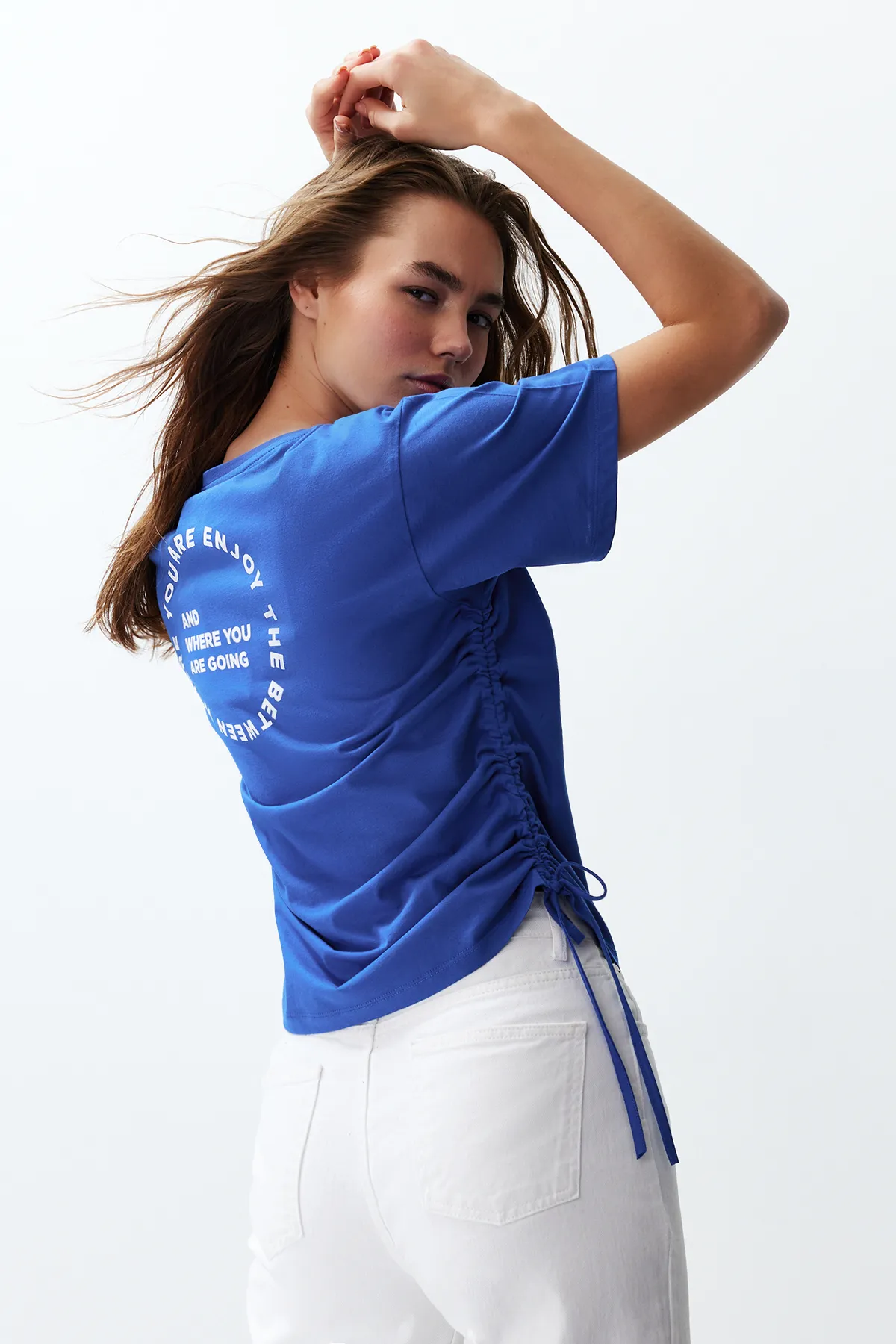 Trendyol Collection  Saks Strick-T-Shirt mit Rundhalsausschnitt aus 100 % Baumwolle mit bedrucktem Kordelzug und detaillierter Oversize-Passform TWOSS23TS00150