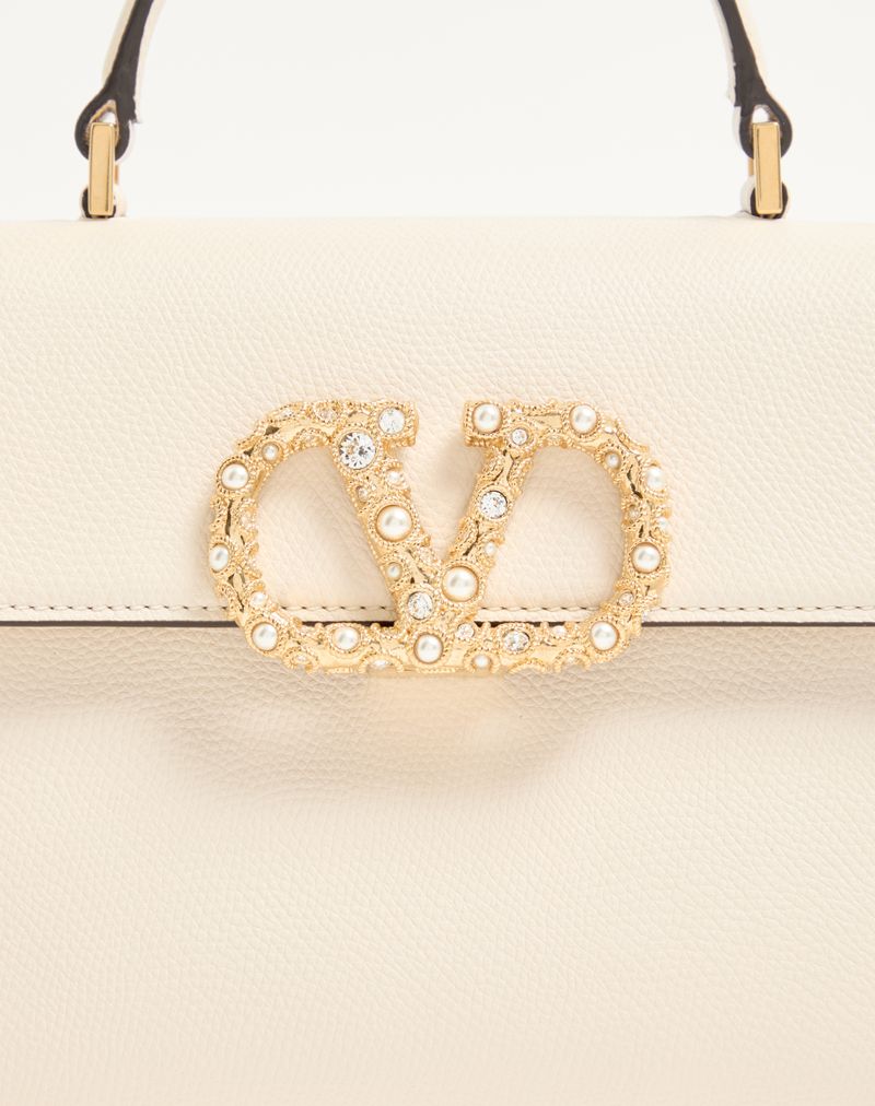 Sac à main Valentino Garavani Vsling petit modèle en cuir de veau grainé avec logo bijou