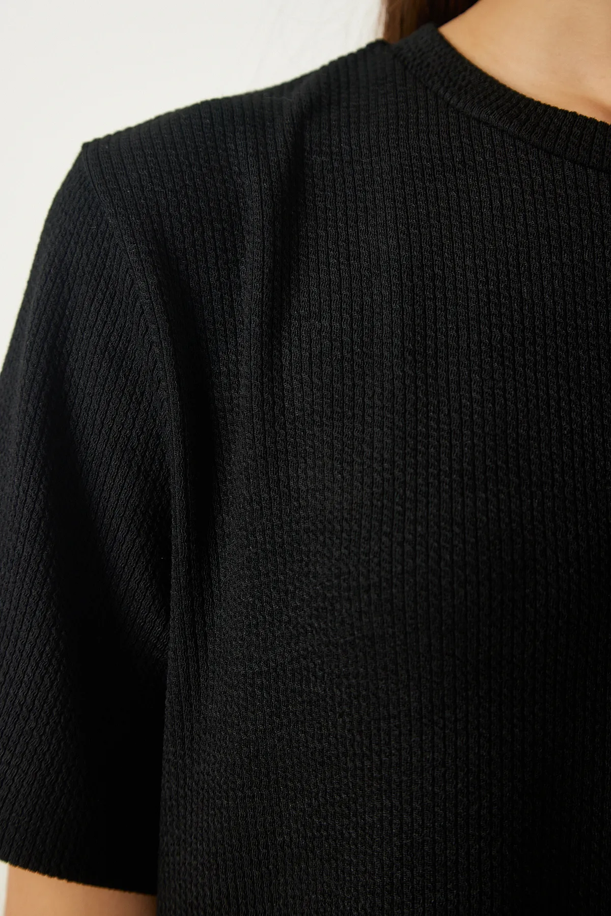 Happiness İstanbul  Schwarzes geripptes Strickkleid für Damen mit Rundhalsausschnitt DZ00111