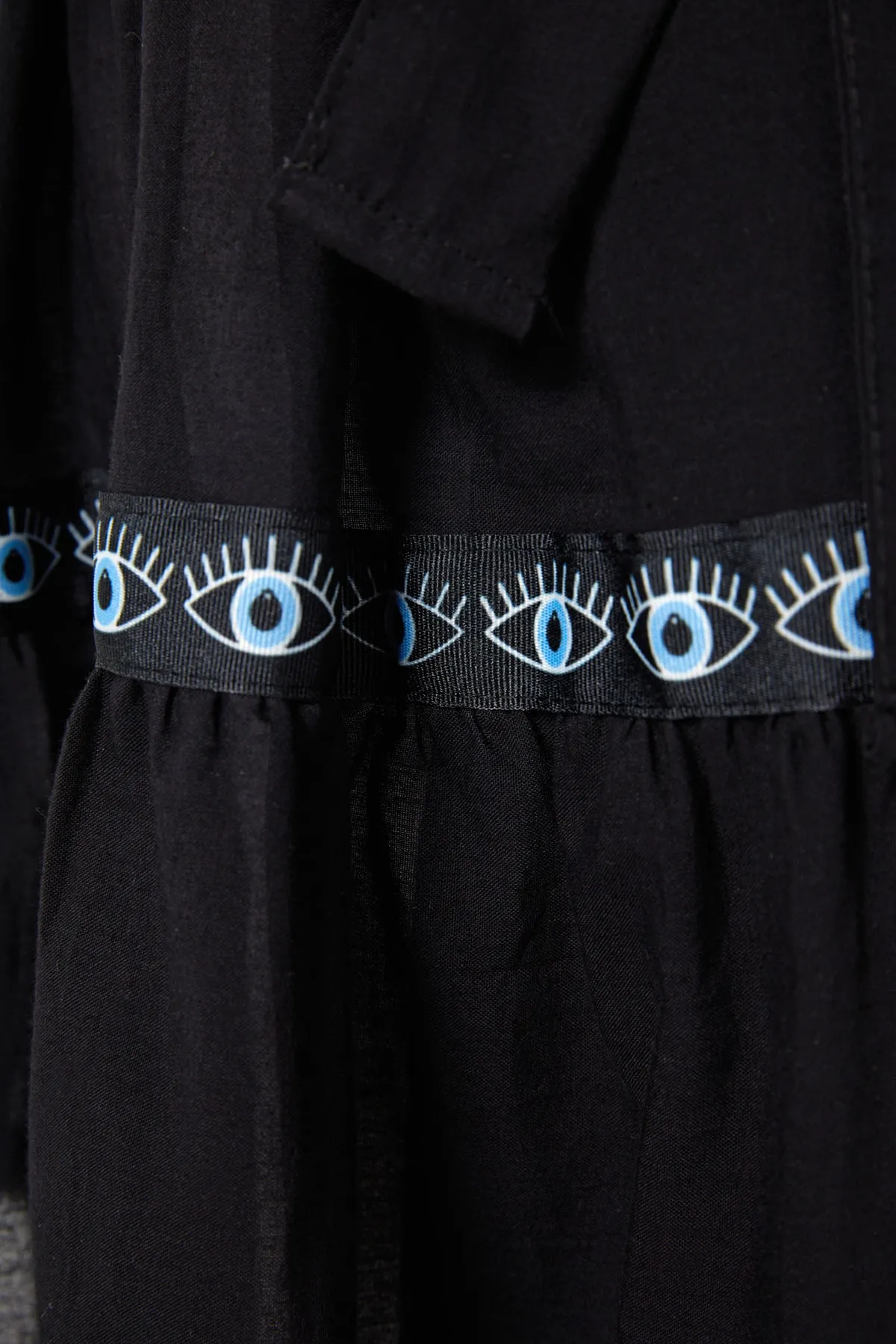 Trendyol Collection  Schwarzes Mini-Strandkleid aus 100 % Baumwolle mit gewebten Rüschen und Gürtel TBESS21EL1253