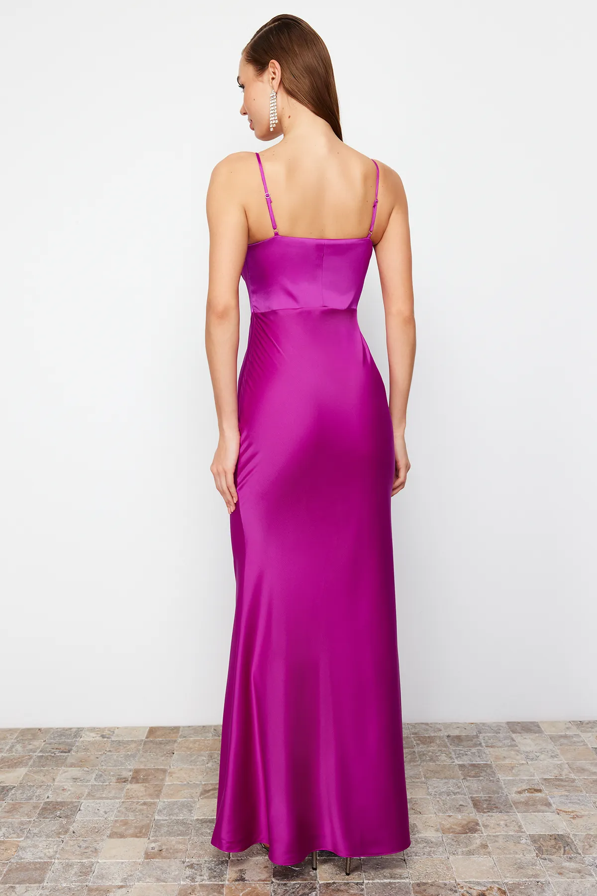 Trendyol Collection  Fuchsiafarbenes, körperbetontes, gewebtes Korsett, detailliertes, langes Satin-Abendkleid TPRSS24AE00001