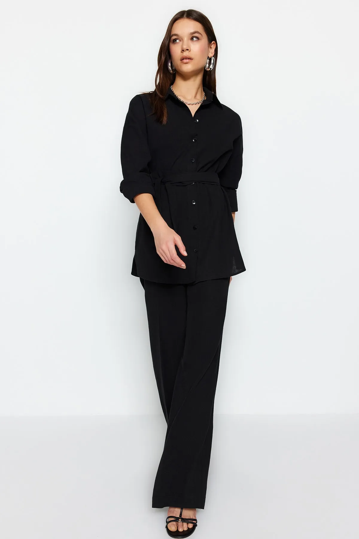 Trendyol Collection  Schwarzes gewebtes Oberteil und Unterteil mit Gürtel TWOSS23AU00072