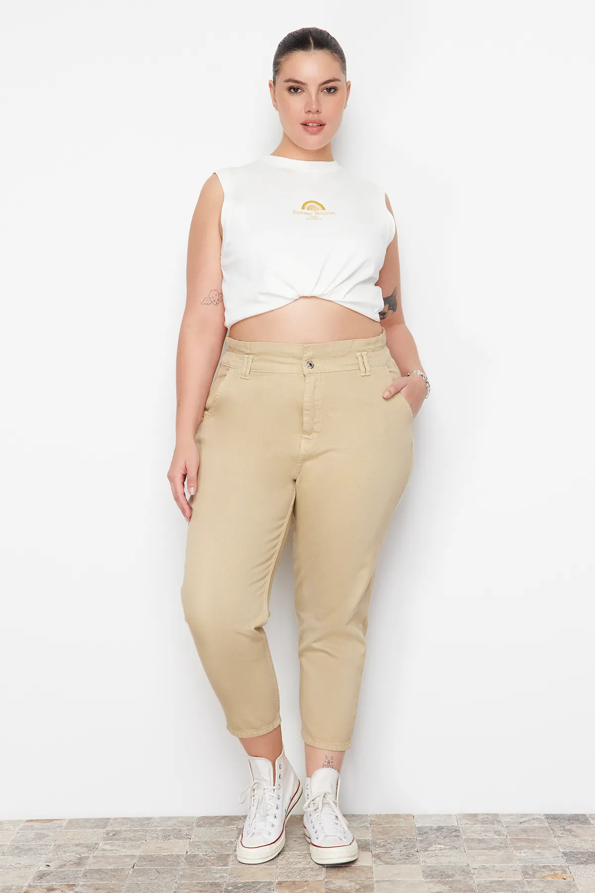 Trendyol Curve  Beige Mom-Jeans mit hoher Taille und elastischem Bund TBBAW23CJ00037
