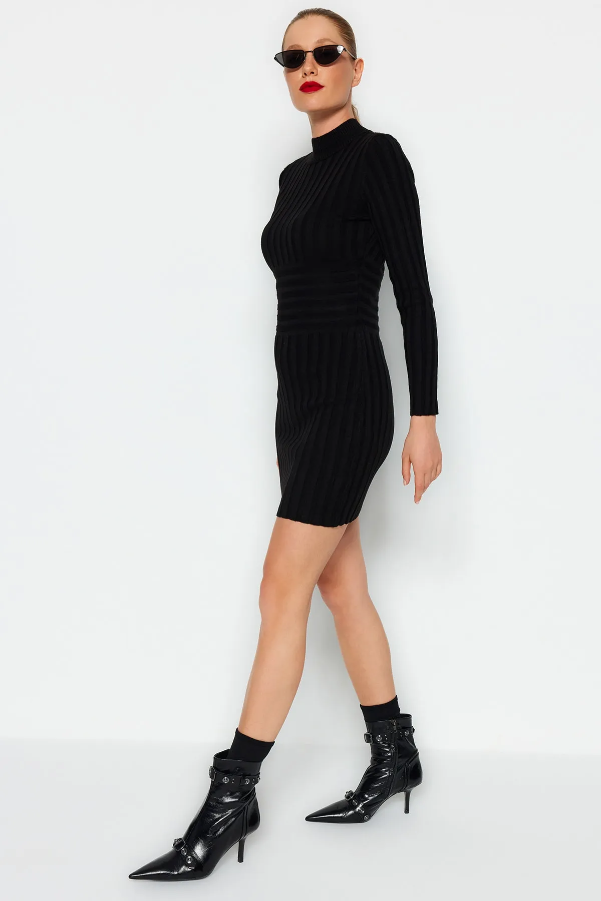 Trendyol Collection  Schwarzes Mini-Strickkleid mit hohem Kragen TWOAW22EL0021