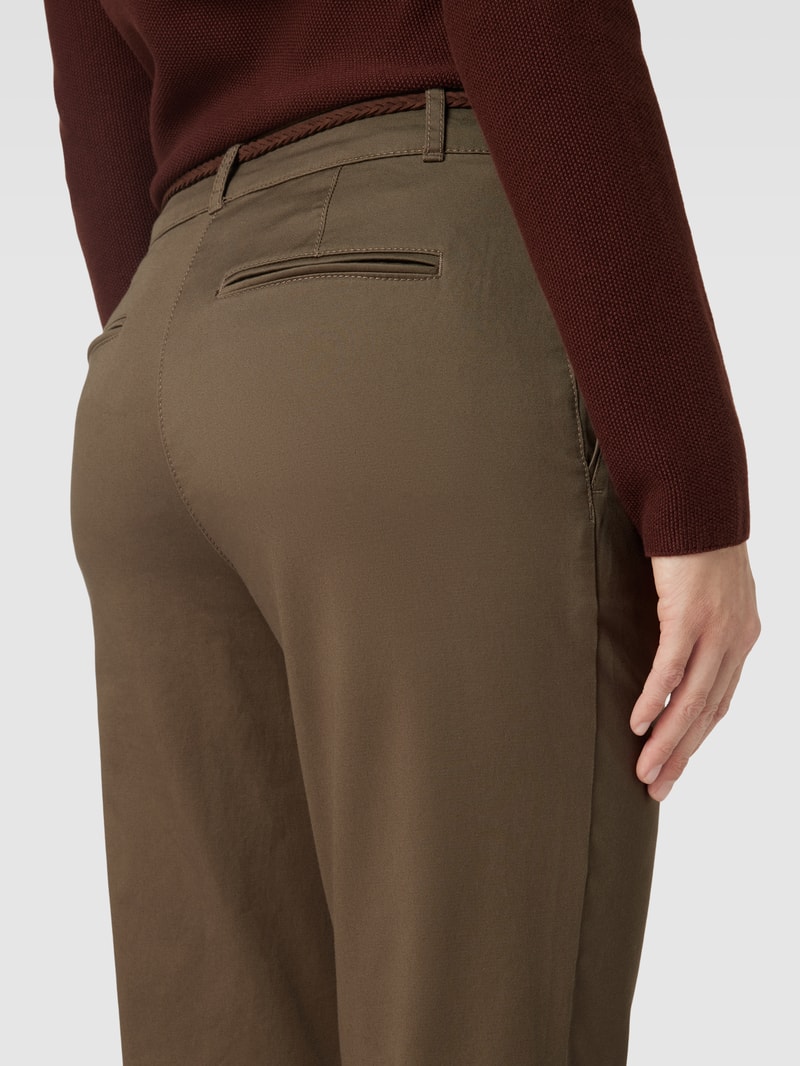 Chino mit Gürtel in olivgrün