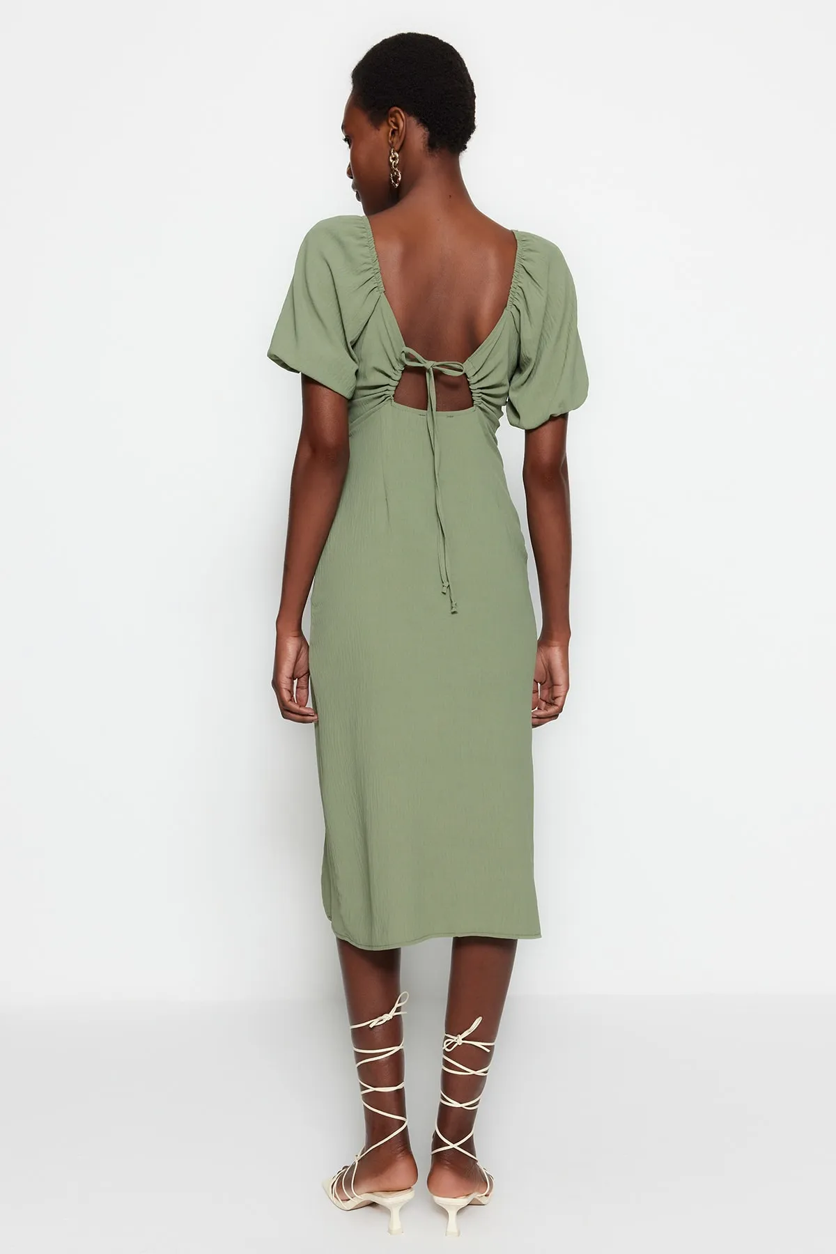Trendyol Collection  Khakifarbenes, figurbetontes Midi-Webkleid mit Schlitz hinten TWOSS23EL01164
