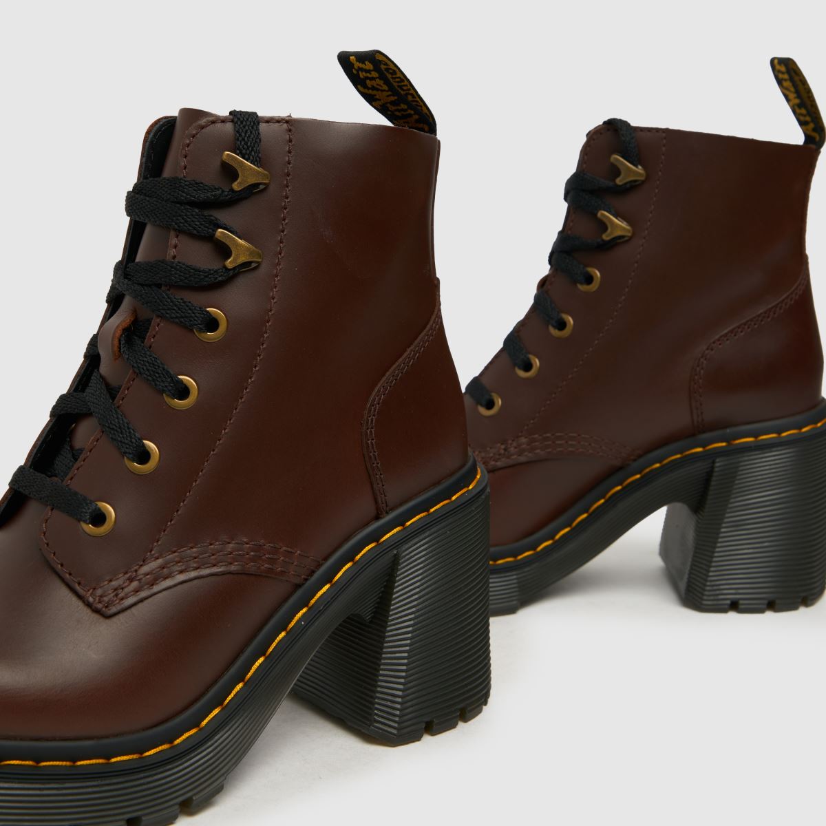 Dr Martens – Jesy – Mörkbruna stövlar med klack