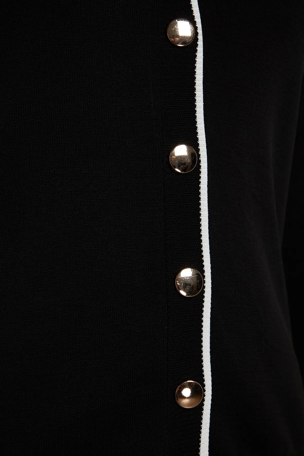 Trendyol Curve  Gestreifter Strick-Cardigan mit schwarzen Goldknöpfen und detaillierten Knöpfen TBBAW24AV00014