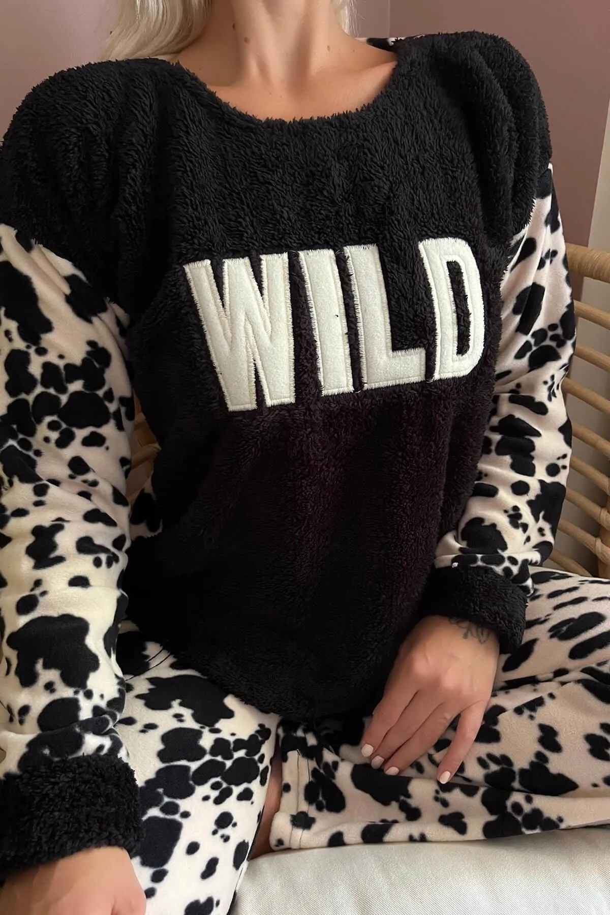 Pijamaevi  Schwarz geflecktes, wild gemustertes Plüsch-Pyjama-Set für Damen