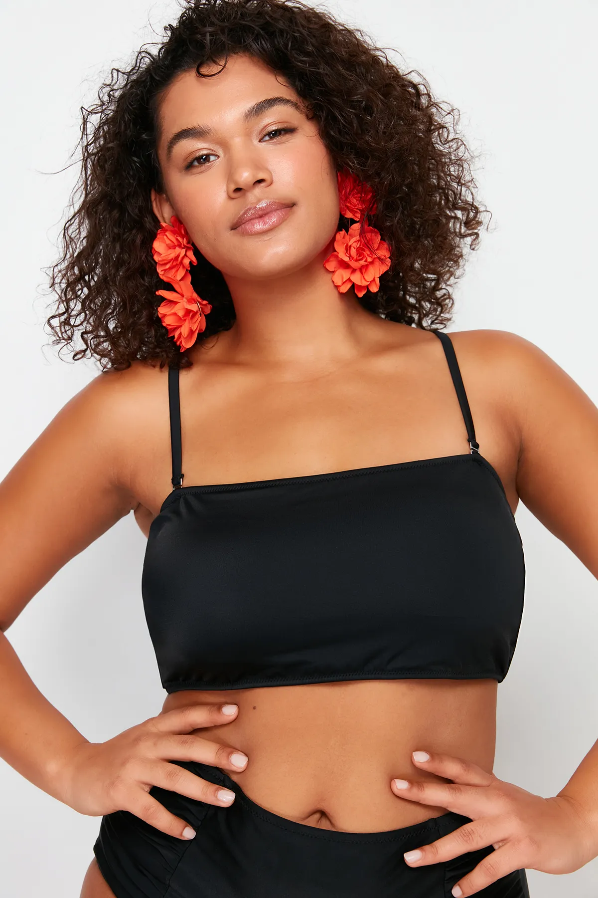 Trendyol Curve  Schwarzes trägerloses Bikinioberteil