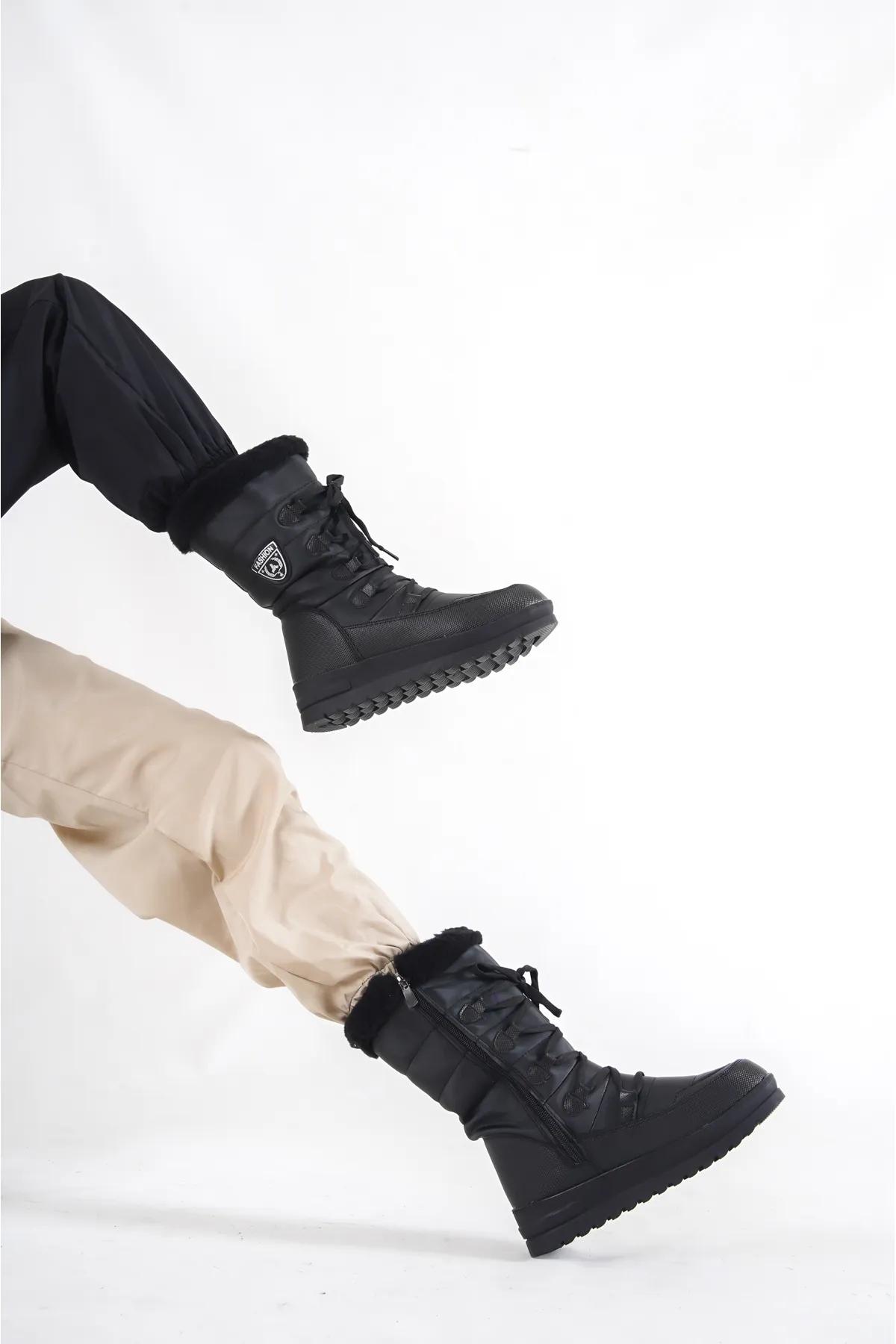 Capone Outfitters  Damen-Schneestiefel mit Trak-Sohle, seitlichem Reißverschluss, Pelzkragen, Schnürung und Fallschirmstoff