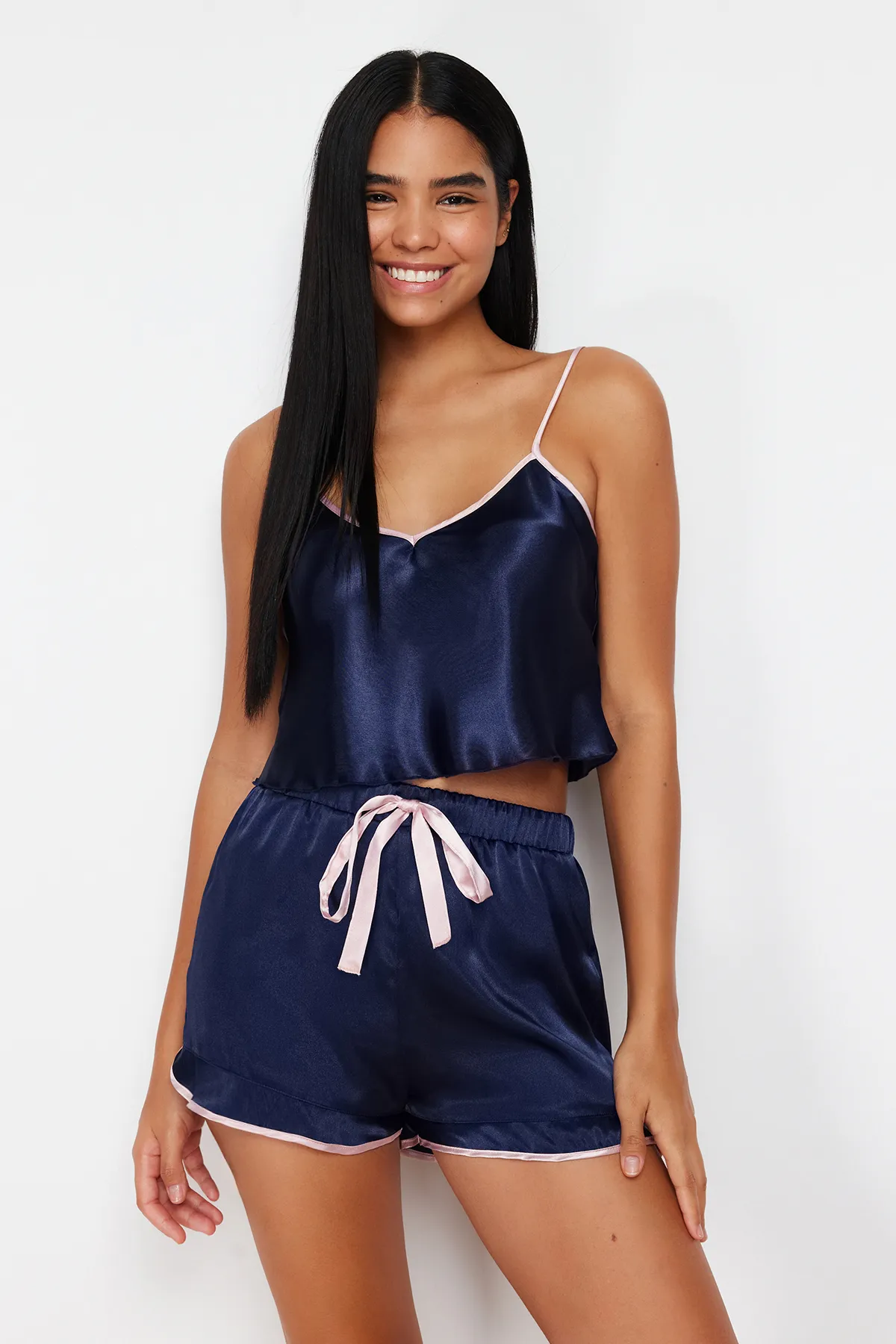 Trendyol Collection  Marineblaues Pyjama-Set aus gewebtem Satin mit Paspelierung und Seilriemen THMSS24PT00089