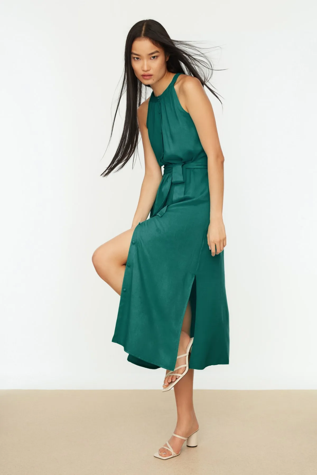Trendyol Collection  Smaragdgrünes, gewebtes Midi-Hemdkleid mit Gürtel und vorherrschendem Kragen TWOSS19XM0112