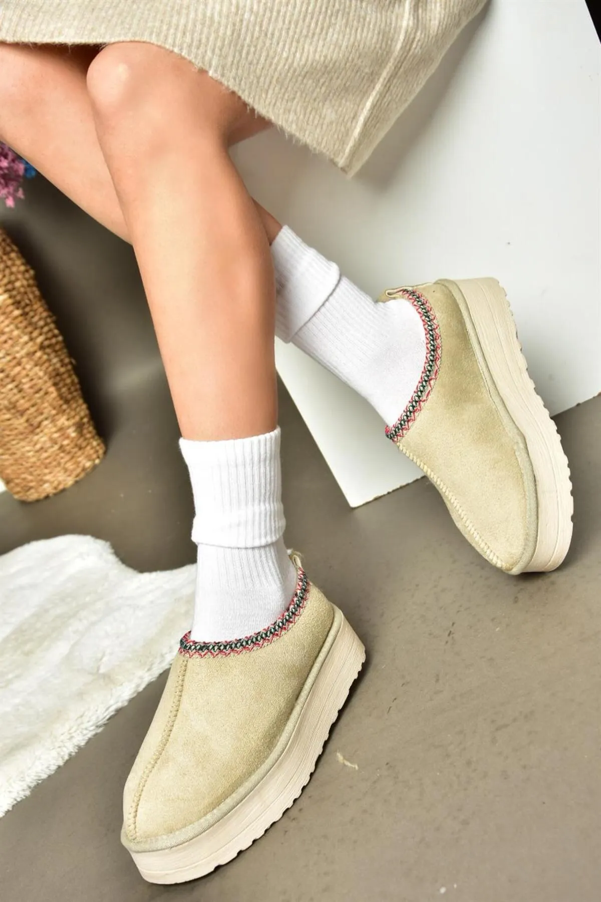 Fox Shoes  R612047302 Beige Wildleder-Damenhausschuhe mit dicker Sohle und haariger Innenseite