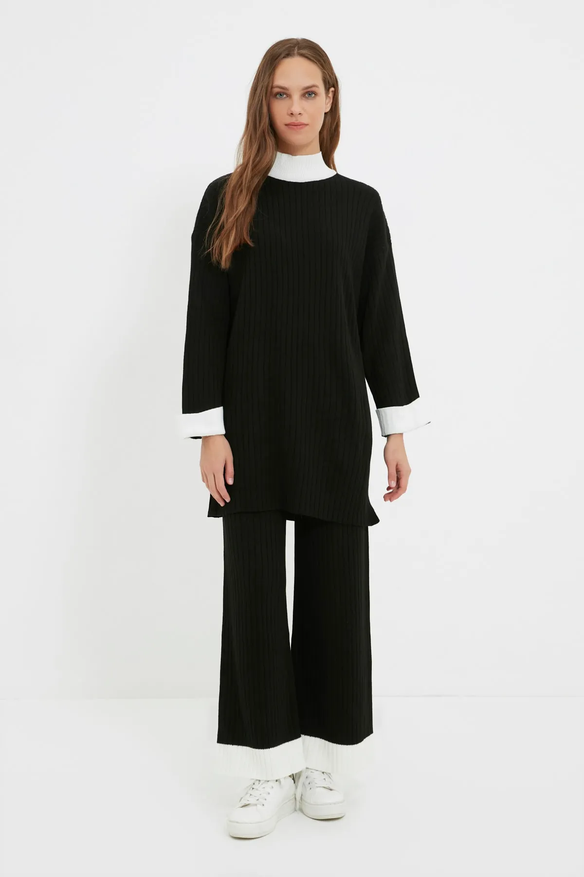Trendyol Modest  Schwarzer Strickanzug mit Stehkragen und Farbblock-Muster, Pullover und Hose TCTAW22US0080