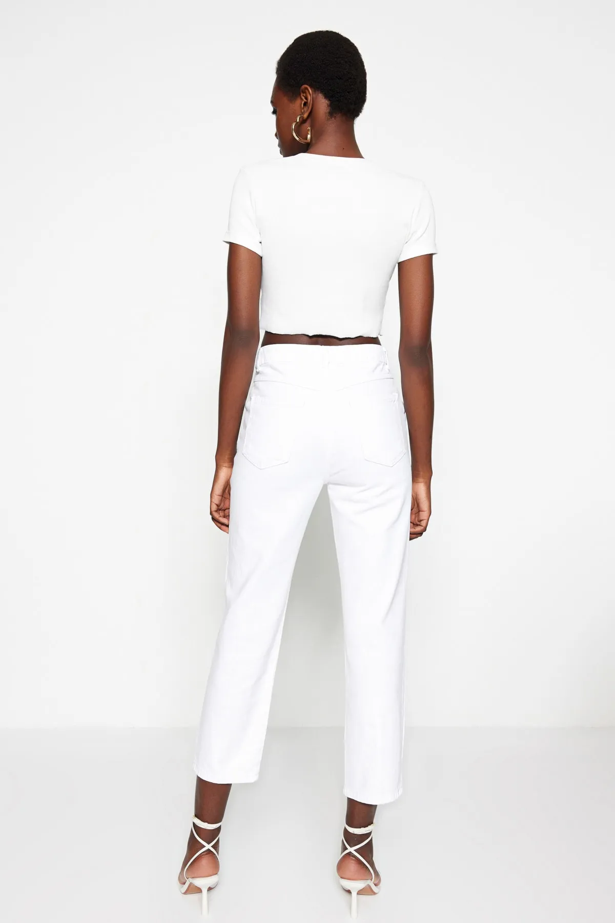 Trendyol Collection  Weiße High Waist Straight Jeans mit Taillendetail TWOSS20JE0425