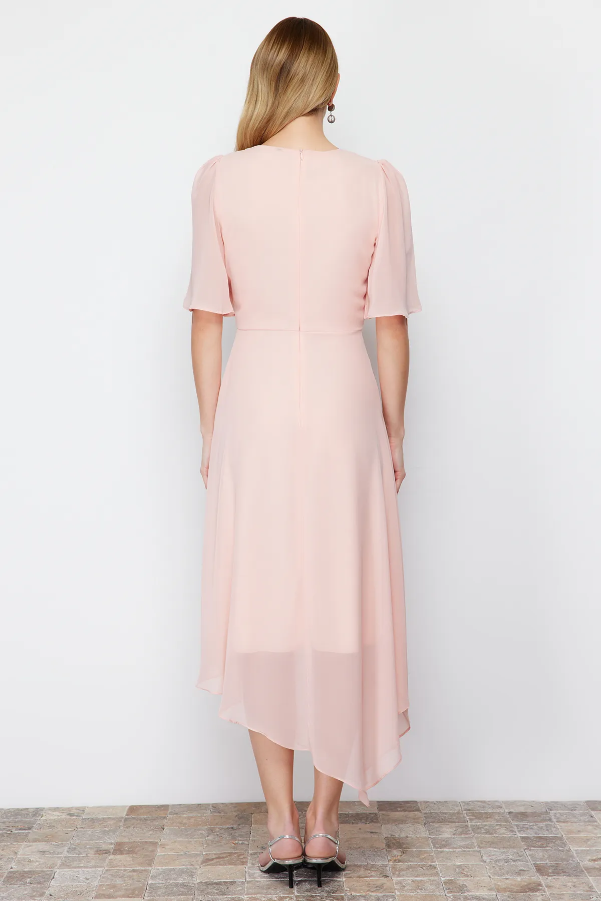 Trendyol Collection  Puderfarbenes, asymmetrisches Rock-Midikleid mit Chiffon-Futter und Webstoff TWOSS24EL00656