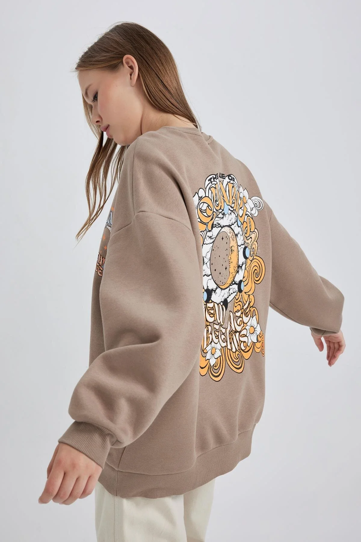DeFacto  Cooles Sweatshirt mit Rundhalsausschnitt und Aufdruck auf der Rückseite in Übergröße A8978ax23wn