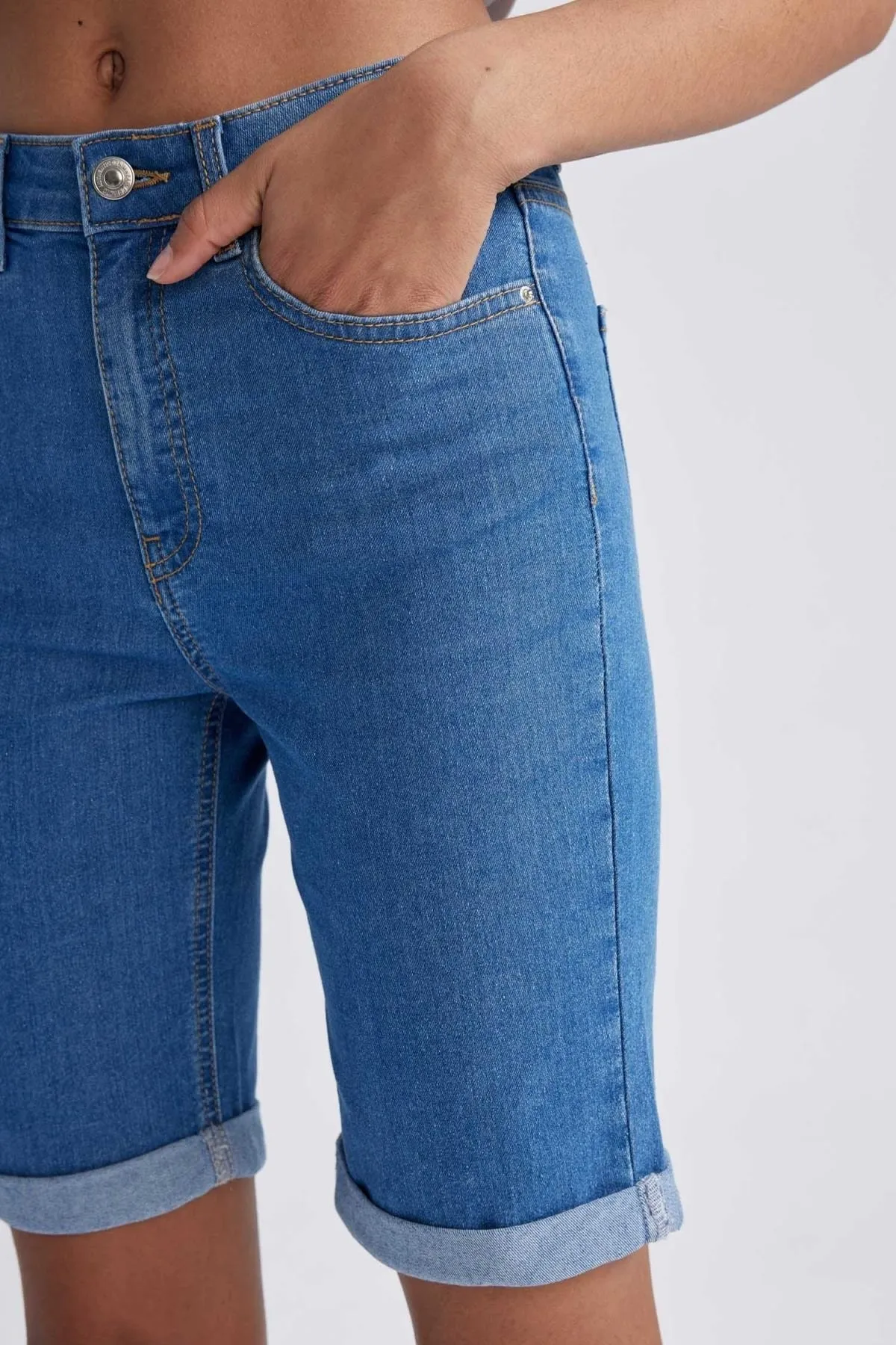 DeFacto  Jeans-Bermuda mit umgeschlagenem Bein und normaler Taille A1958ax23sm