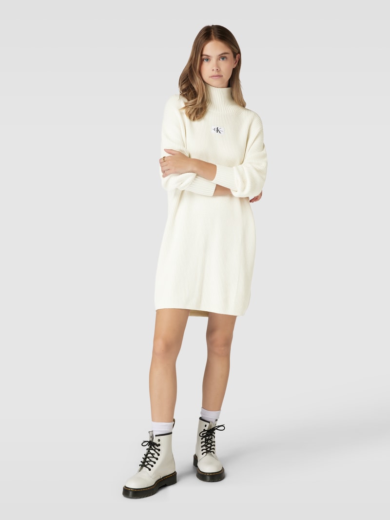 Strickkleid mit Stehkragen und Label-Patch in offwhite