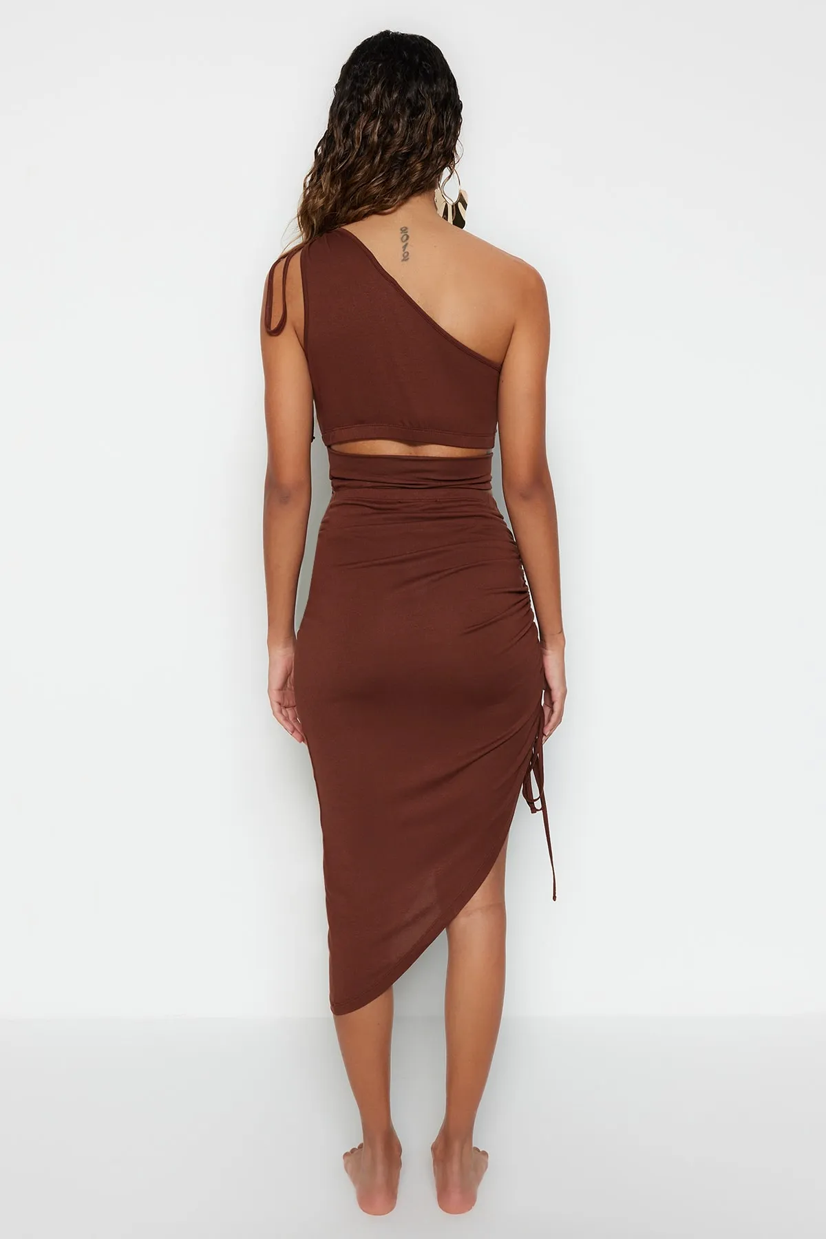Trendyol Collection  Braunes, gestricktes One-Shoulder-Blusenrock-Set mit Ausschnitt/Fenster TBESS22AU0224