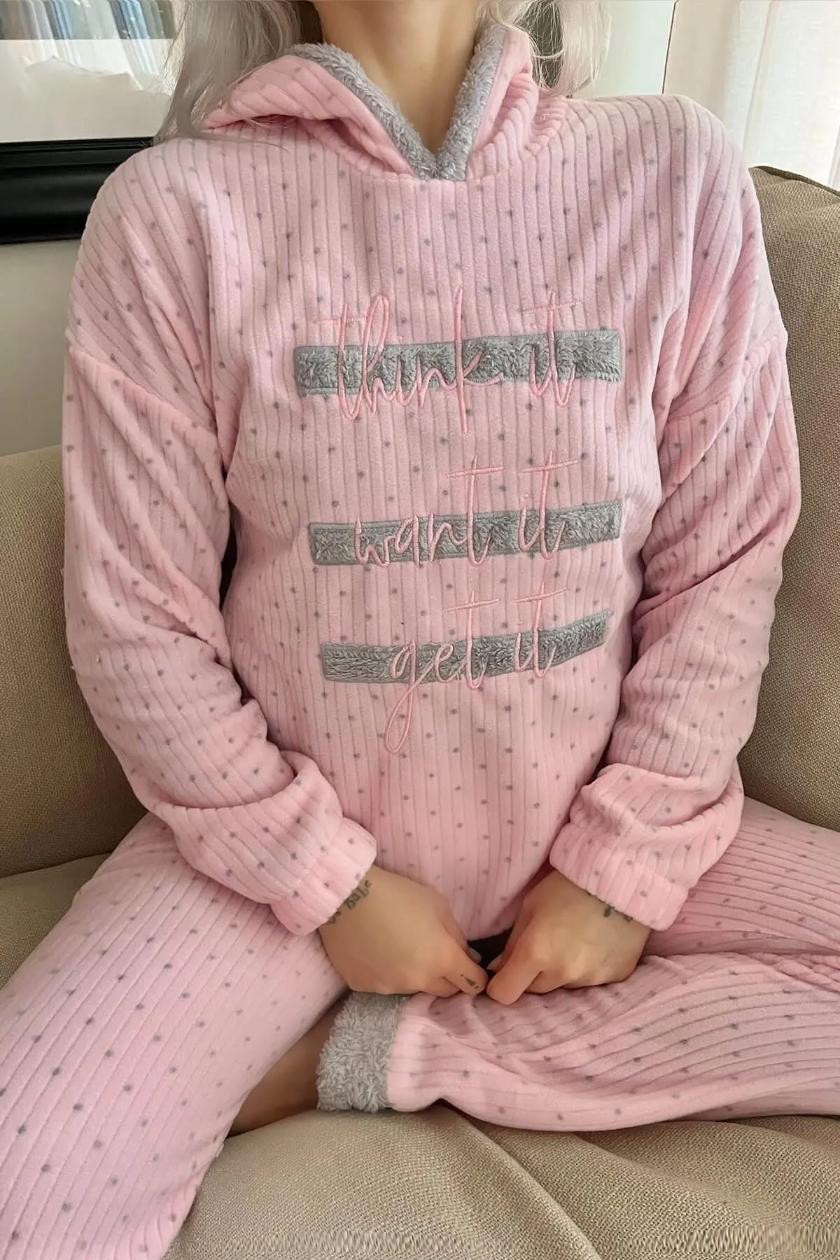 Pijamaevi  Puderrosa Pyjama-Set aus Plüsch-Fleece mit drei Linienmuster und Kapuze