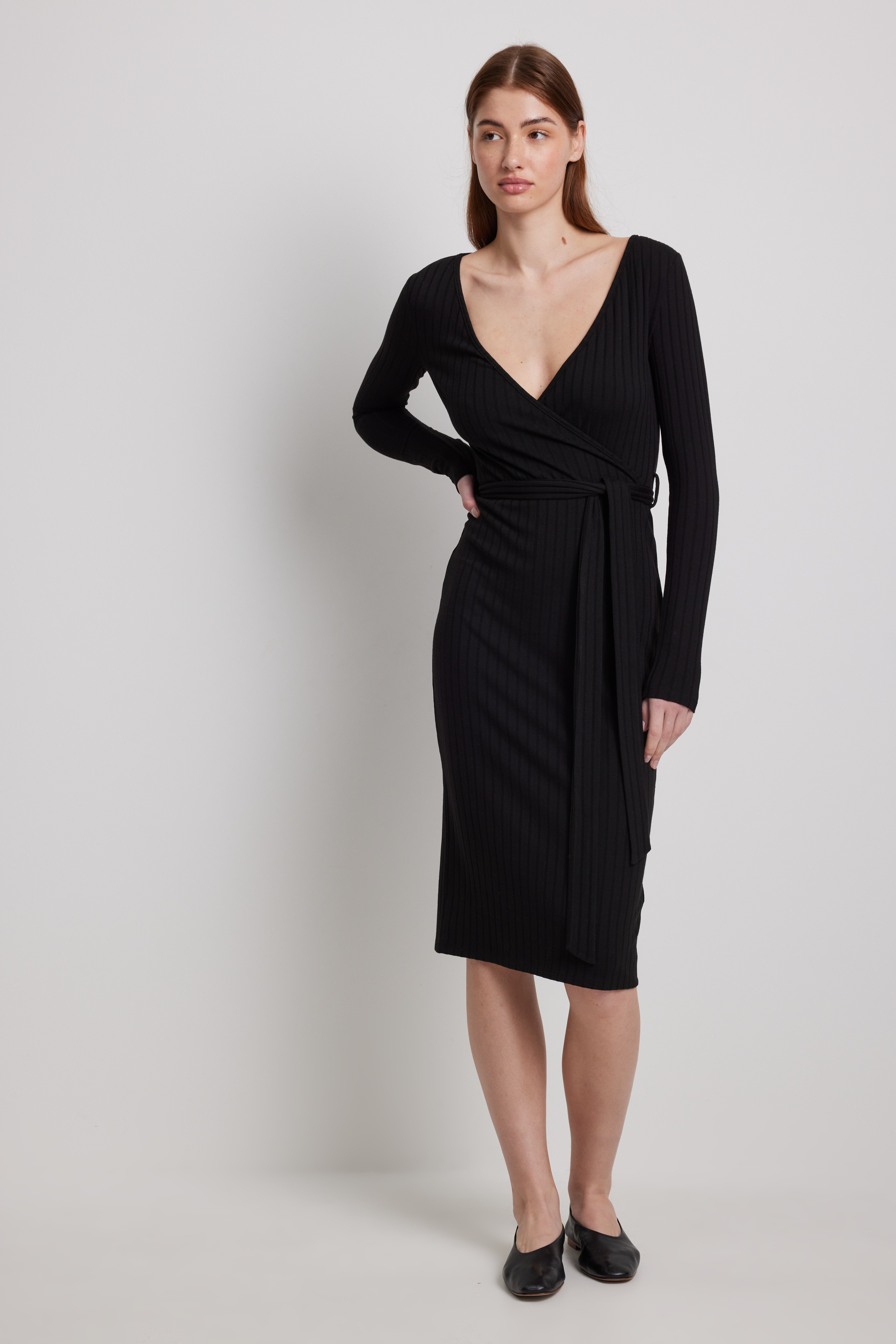 Geripptes Midikleid mit Wickelgürtel