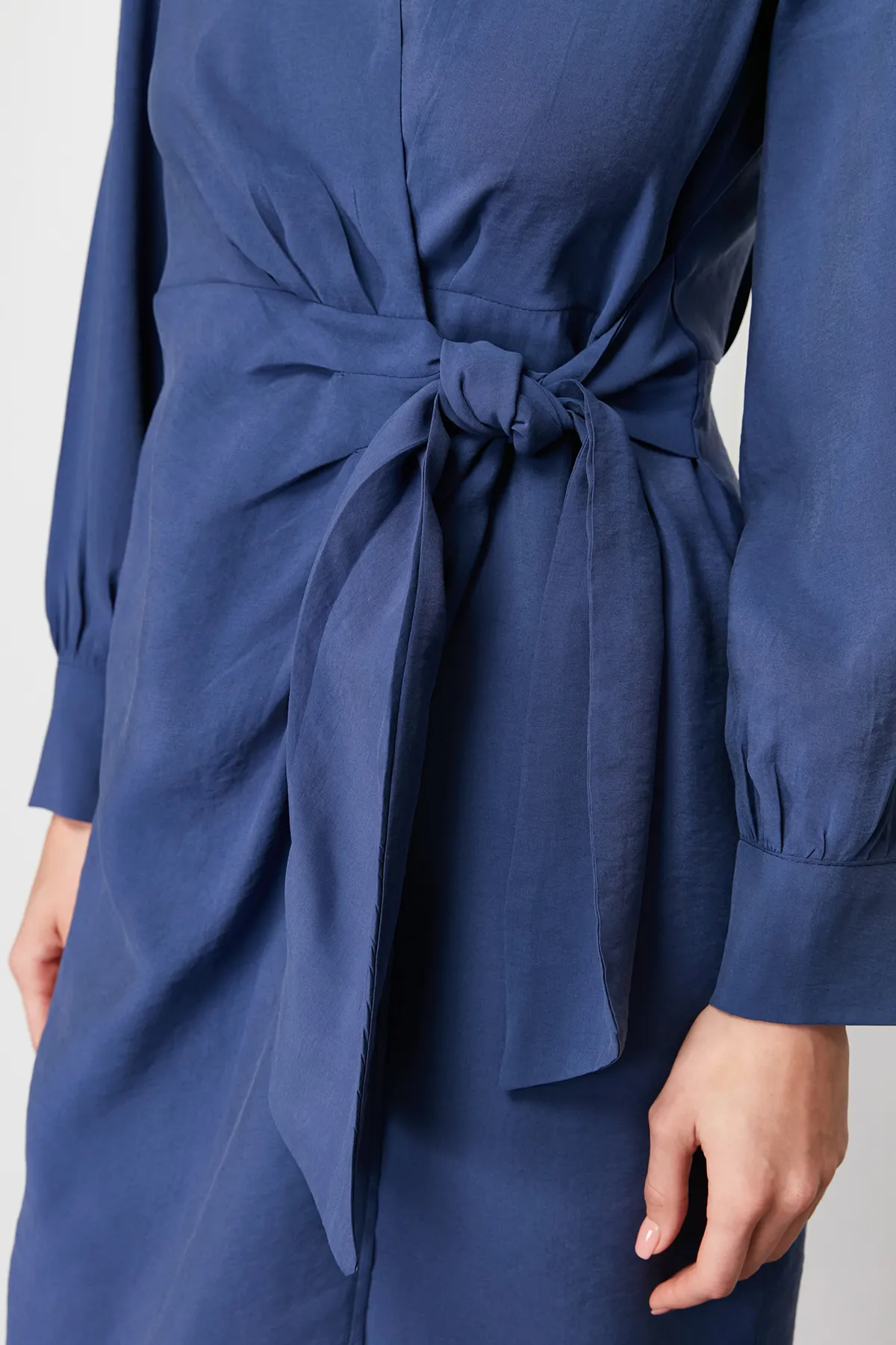 Trendyol Collection  Indigofarbenes, zweireihiges Midi-Webkleid TWOSS24EL00521