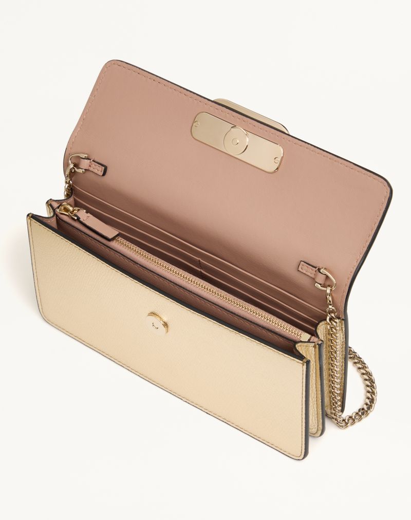 Vlogo Signature Chain Wallet i metallisk granat kalveskind