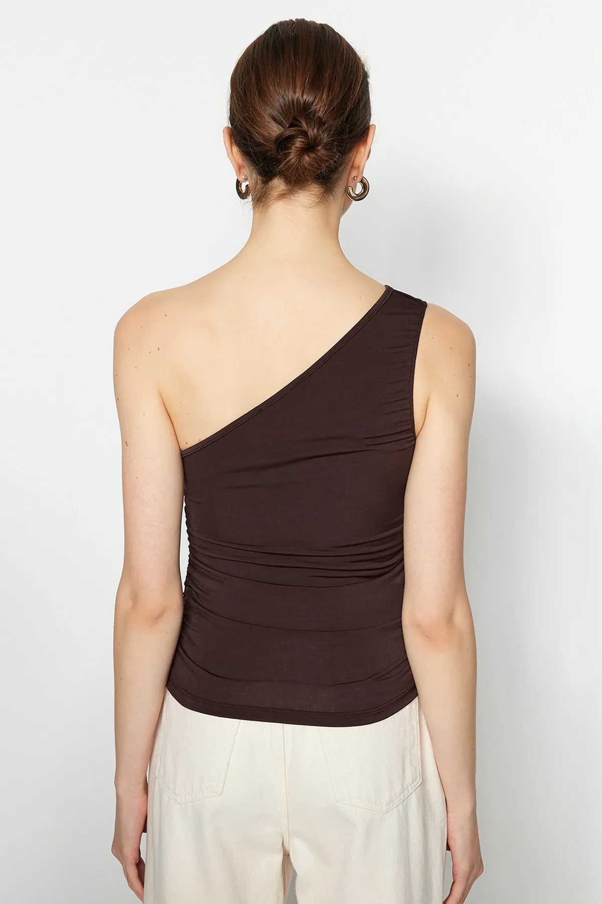 Trendyol Collection  Braune, detaillierte, taillierte, dehnbare One-Shoulder-Strickbluse mit Raffung TWOSS21BZ0590