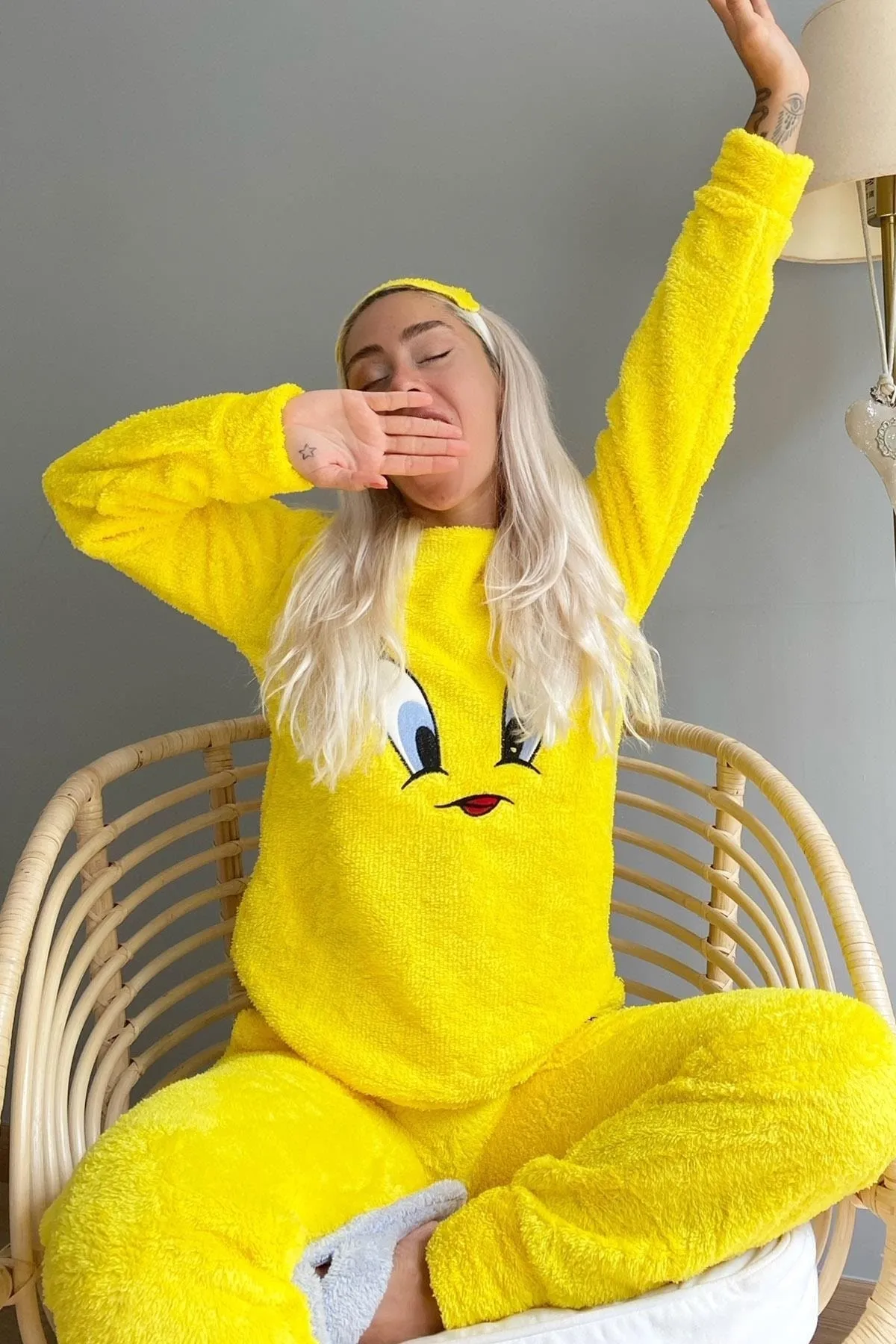 Pijamaevi  Pyjama-Set aus Vollplüsch mit gelbem Vogelmuster