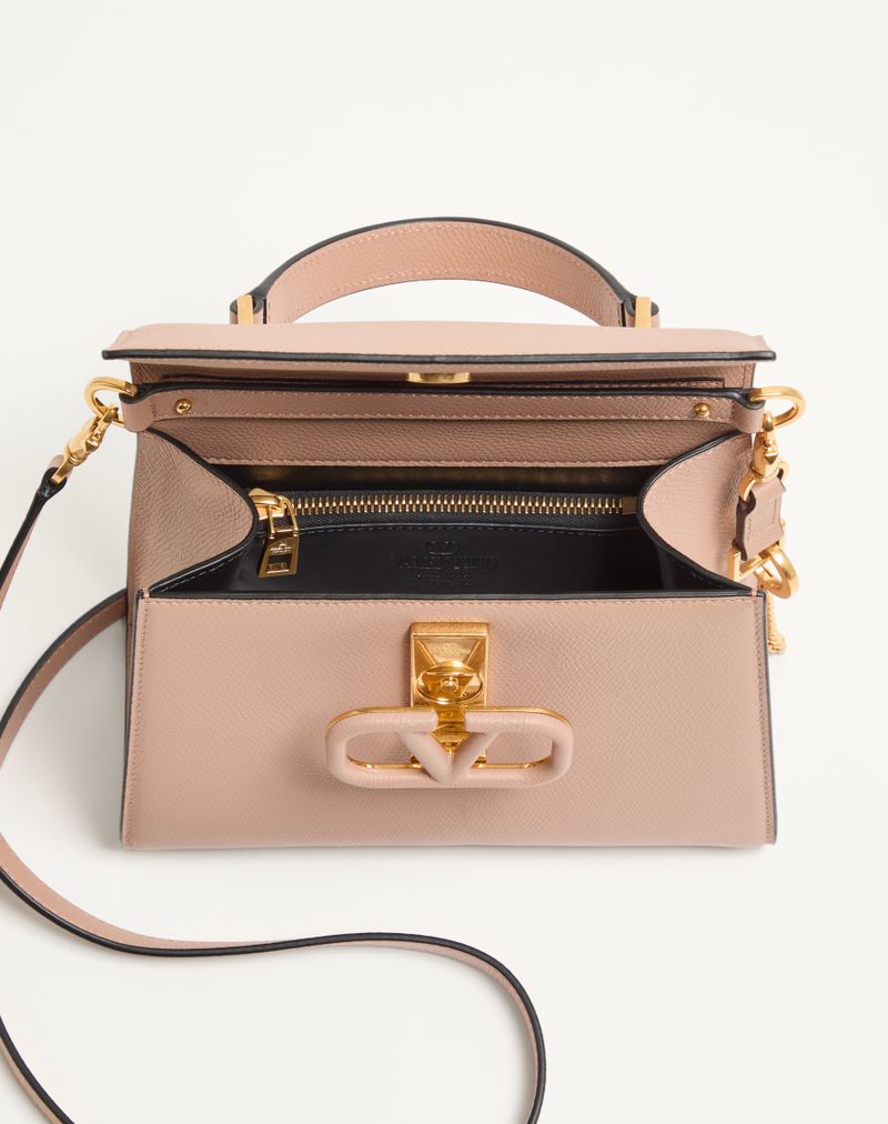 Bolsa Valentino Garavani Vsling pequena em couro de bezerro granulado.
