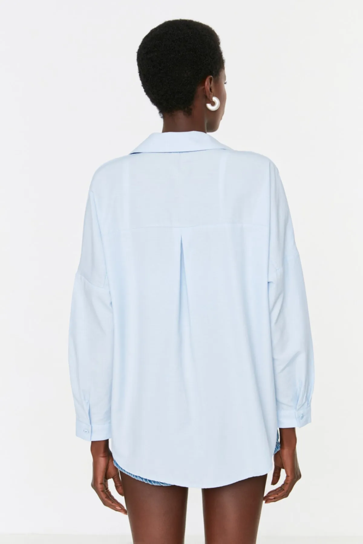 Trendyol Collection  Hellblaues Oversize-Baumwollhemd - Wide Fit Woven TWOSS22GO0669