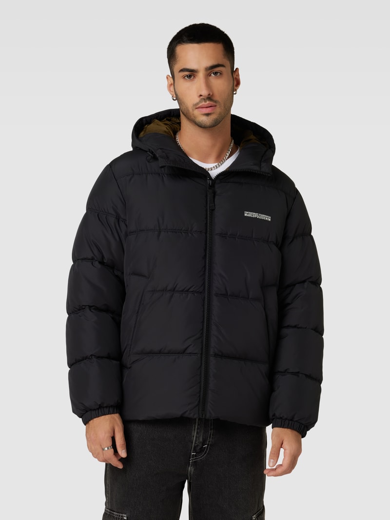 Steppjacke mit Label-Print in schwarz