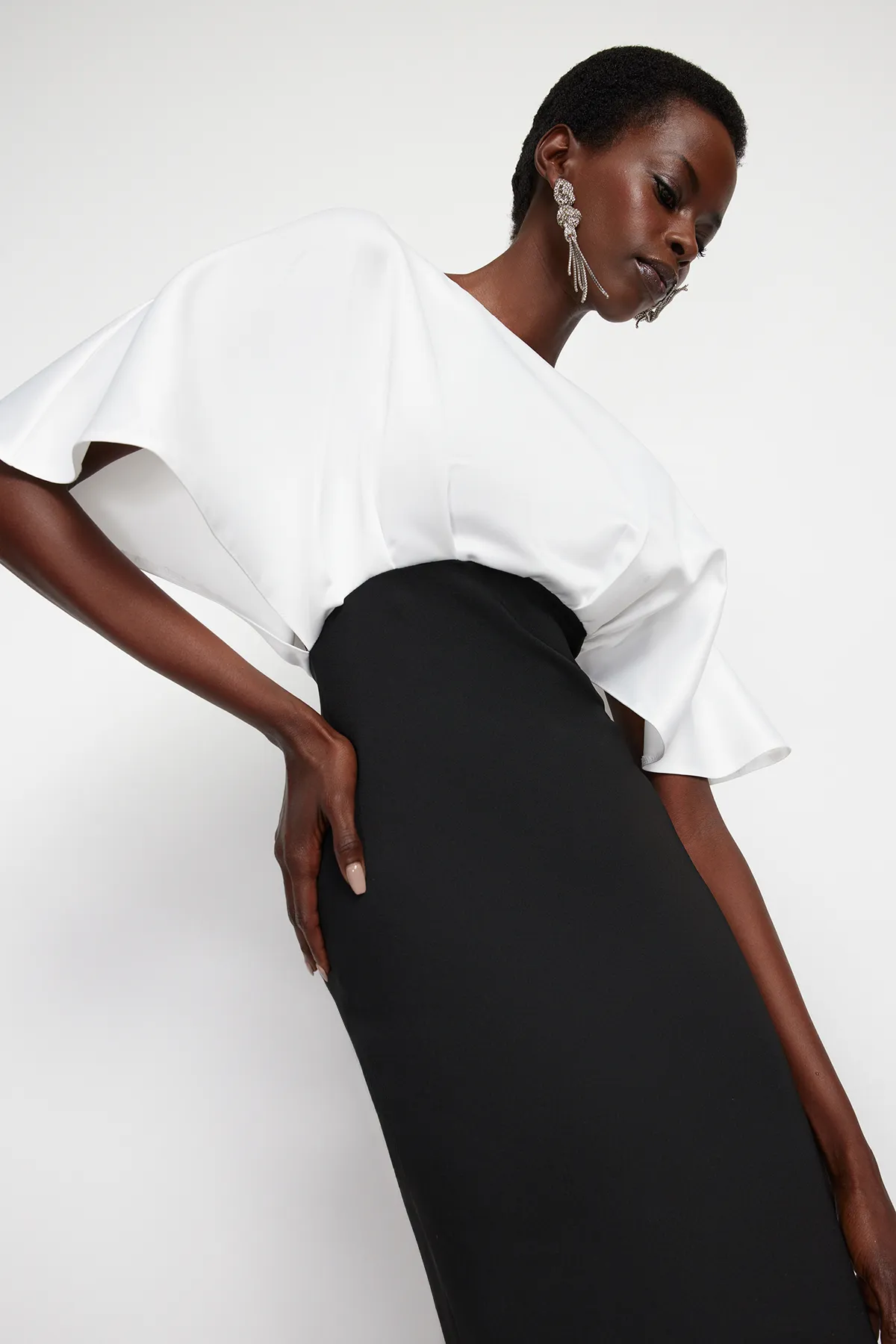 Trendyol Collection  Schwarz-weißes Oberteil aus mattem Satin, langes Abendkleid TPRSS24AE00025