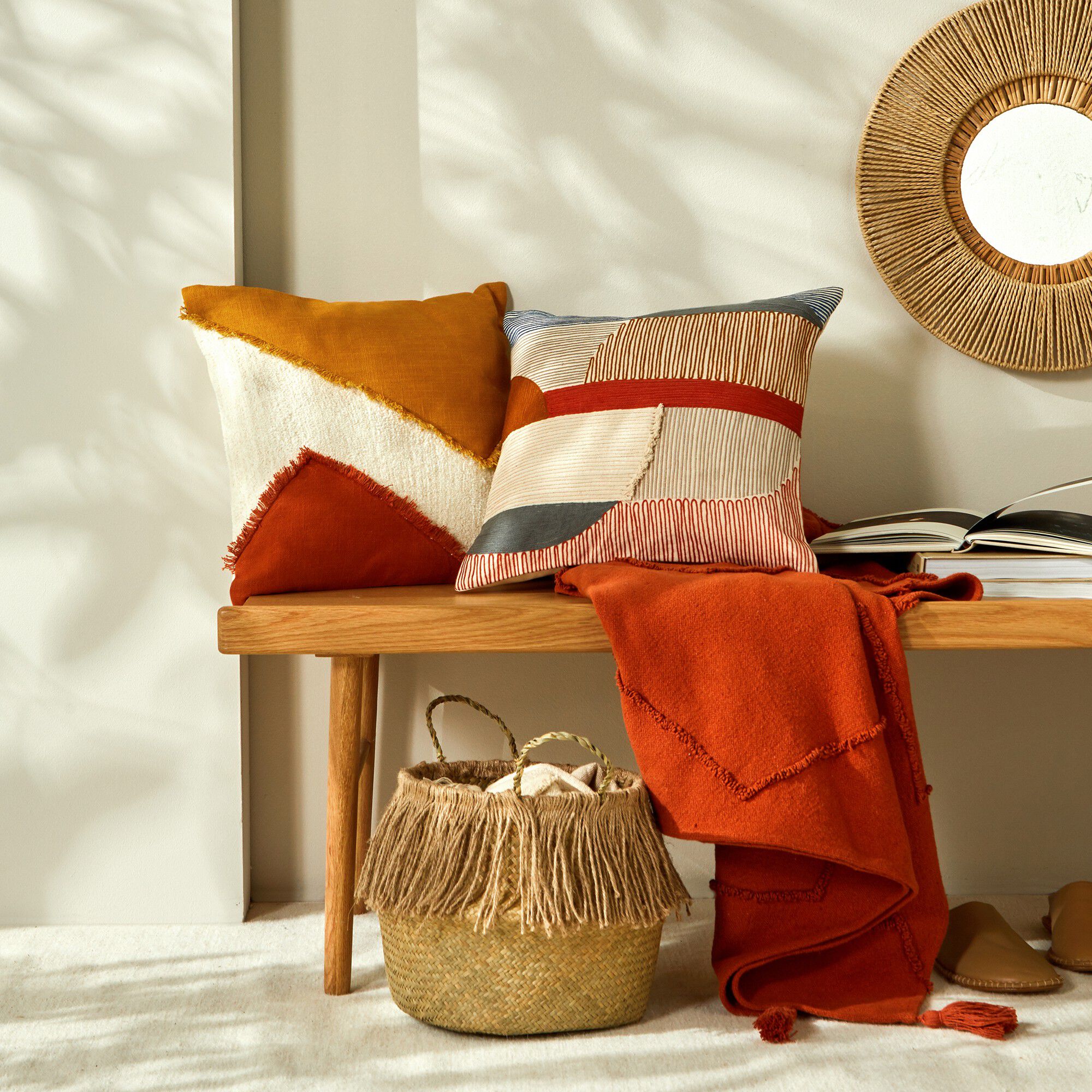 Coussin brodé motif demi-sphères