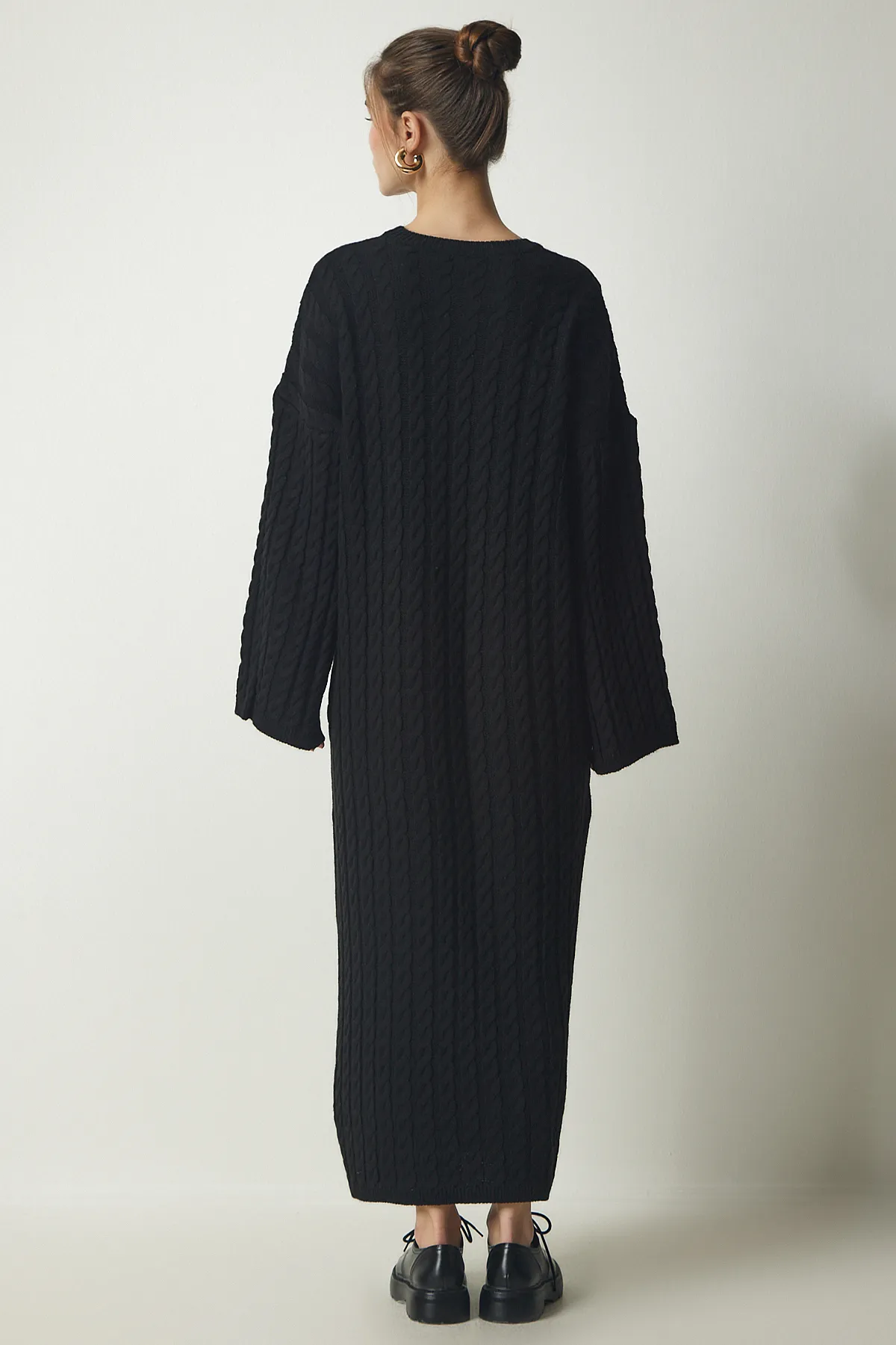 Happiness İstanbul  Schwarzes gestricktes, detailliertes, dickes, übergroßes Strickkleid für Damen YY00184