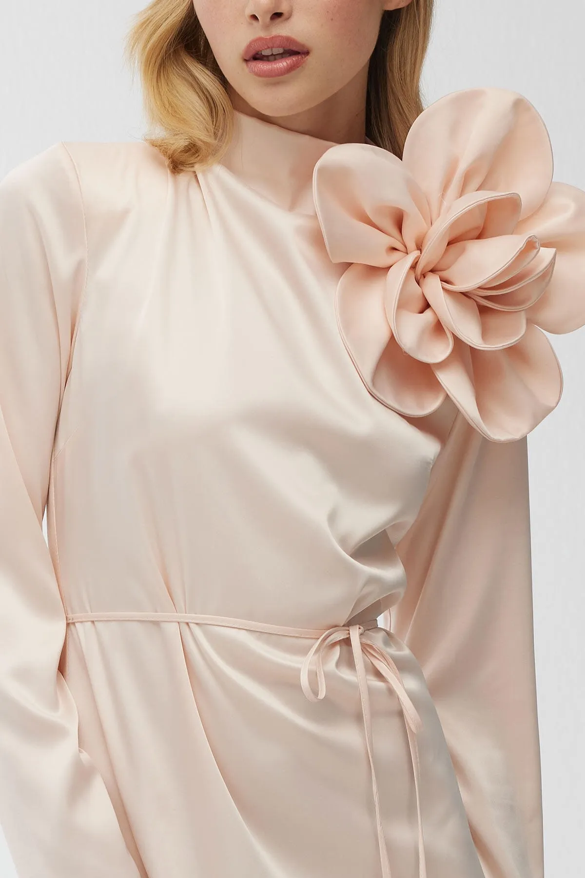 Manuka  Blumendetailliertes Satin-Abendkleid in Puder