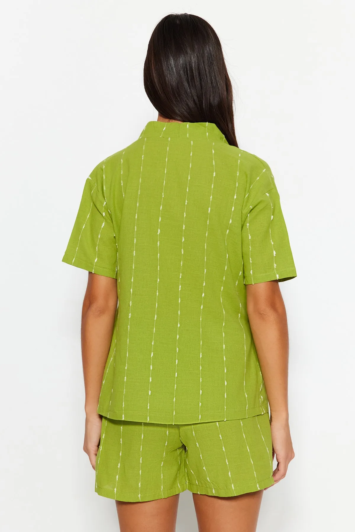 Trendyol Collection  Hellgrün gestreiftes Pyjama-Set aus 100 % Baumwolle und Viskose, weite Passform, T-Shirt und Shorts, gewebt THMSS23PT00229