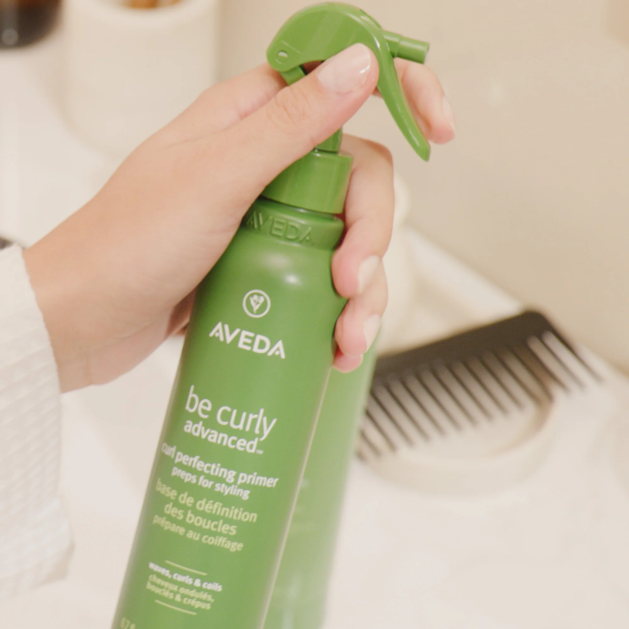 Be Curly Advanced Curl Perfecting Primer - Styling & Finish lak na vlasy, lak na vlasy